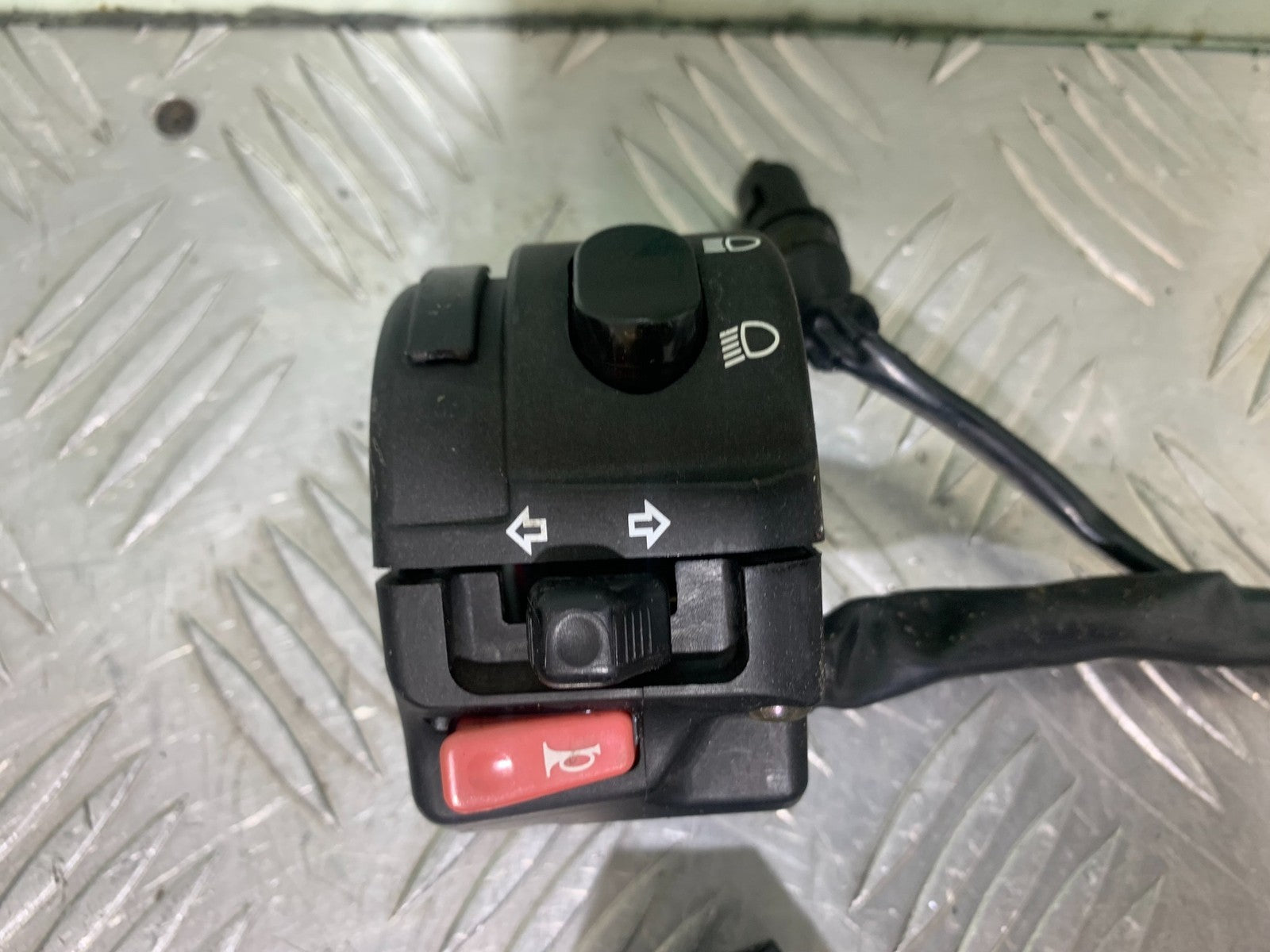 TRIUMPH 1050 SPRINT ST LEFT SWITCH GEAR   2004-2007 (CMB1197)