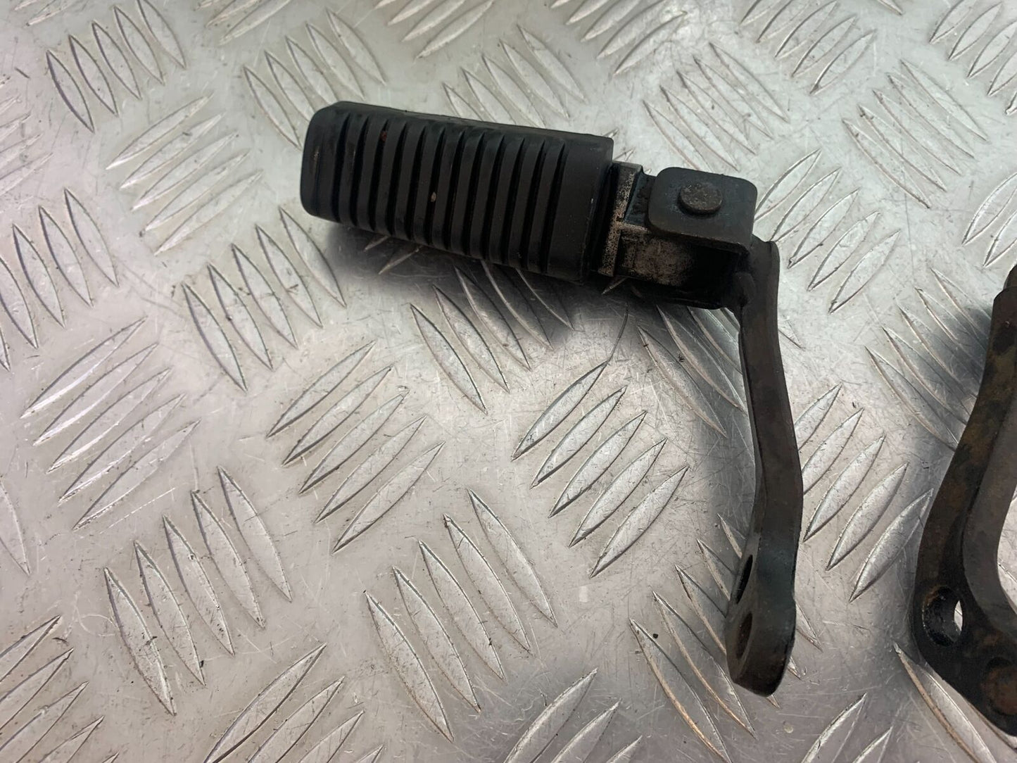 HERALD CLASSIC 125 FRONT FOOTPEGS  YEAR 2014 (CMB1058)