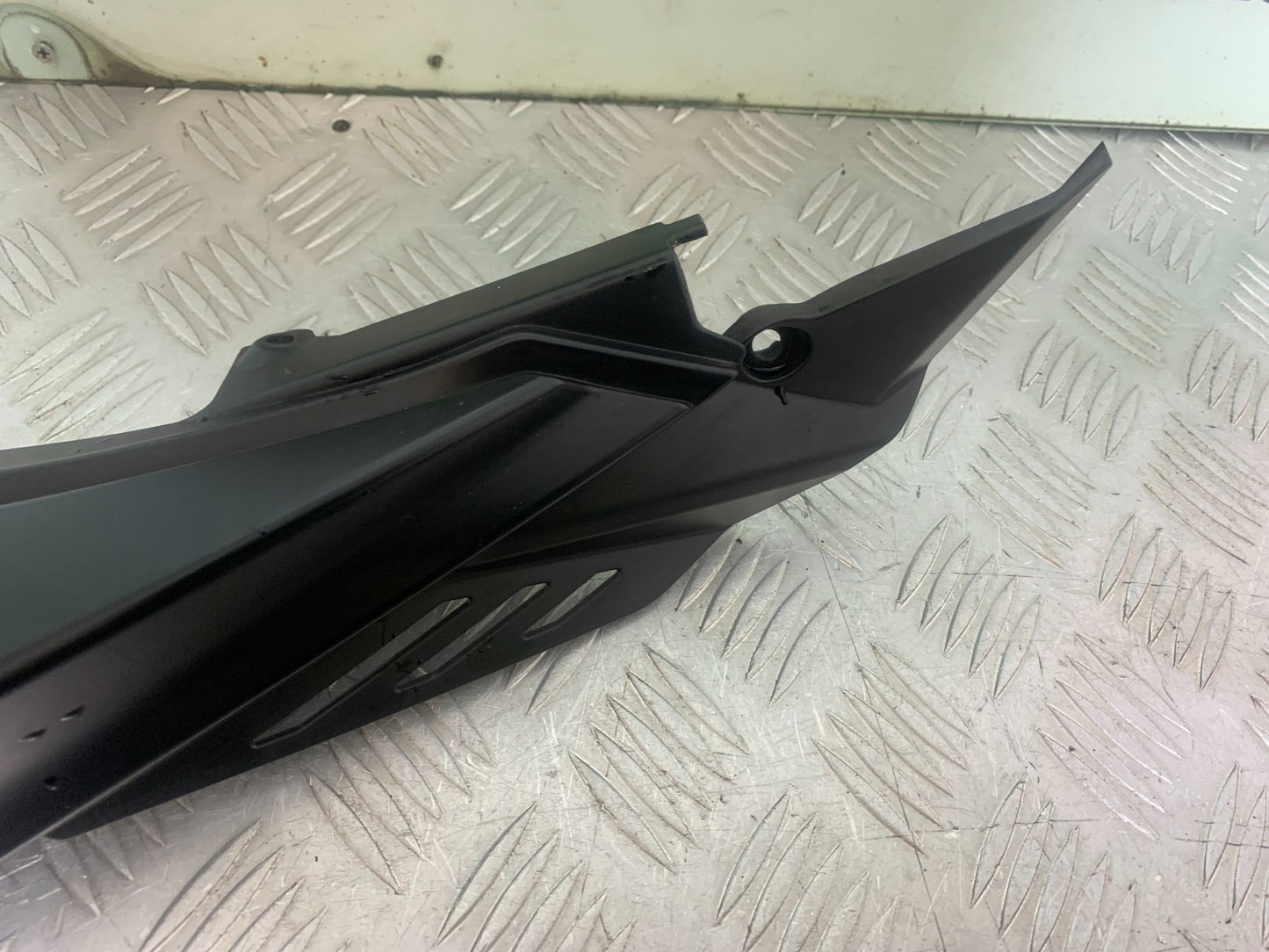 APRILIA SL750 SL 750 SHIVER RIGHT SEAT PANEL   YEAR 2008-2016 (CMB1242)