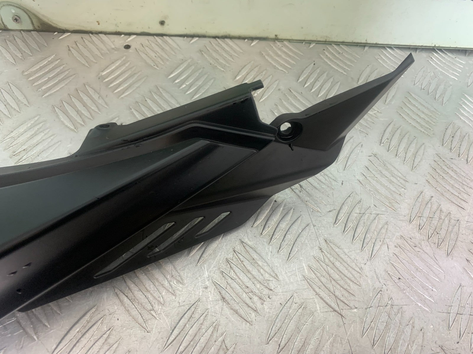 APRILIA SL750 SL 750 SHIVER RIGHT SEAT PANEL   YEAR 2008-2016 (CMB1242)