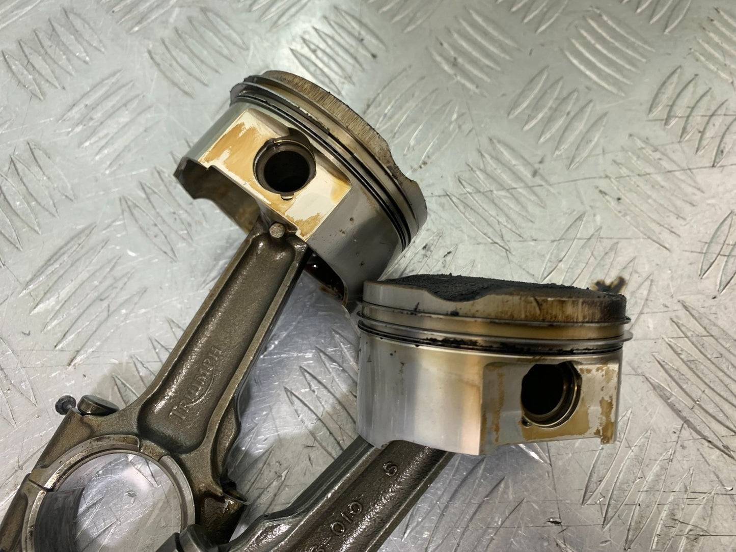 TRIUMPH 955i SPRINT ST 2X CON RODS AND PISTONS  YEAR 1999-2004