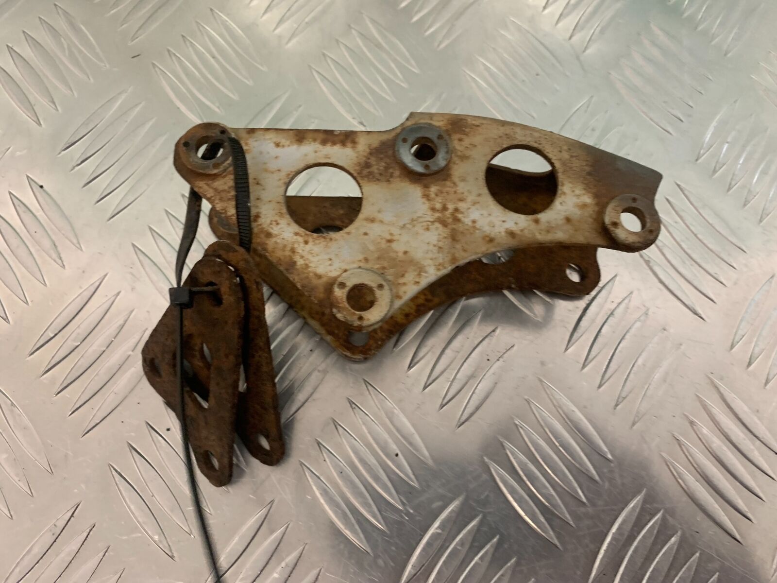 YAMAHA XT250 XT 250 ENGINE BRACKETS   YEAR 1980-1982  (STOCK 944)