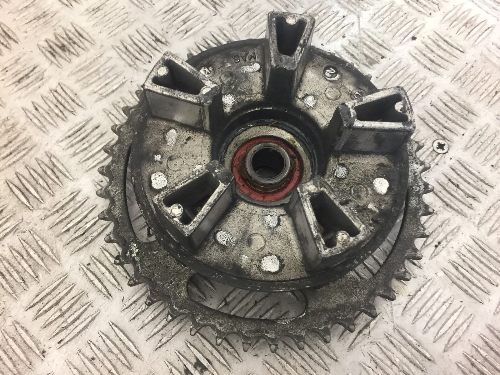 HONDA CB900 CB 900 HORNET SPROCKET CARRIER YEAR 2002 STOCK 395