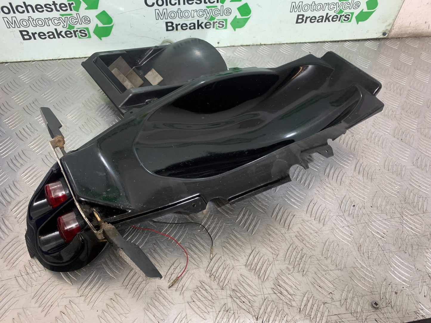 SUZUKI GSF600 GSF 600 BANDIT UNDERTRAY &  REAR LIGHT    2000-2004 (CMB1269)