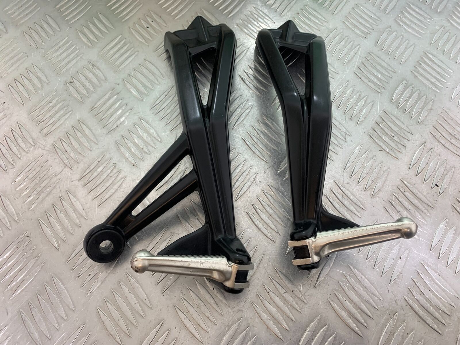 DUCATI STREETFIGHTER 848 REAR HANGERS AND PEGS   YEAR 2011-2016 (CMB1050)