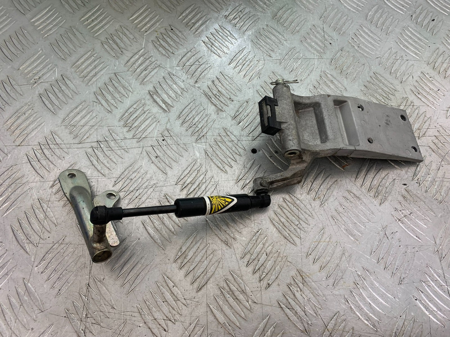 YAMAHA XMAX 300 SEAT DAMPER AND BRACKETS  YEAR 2017-2020 (CMB1218)