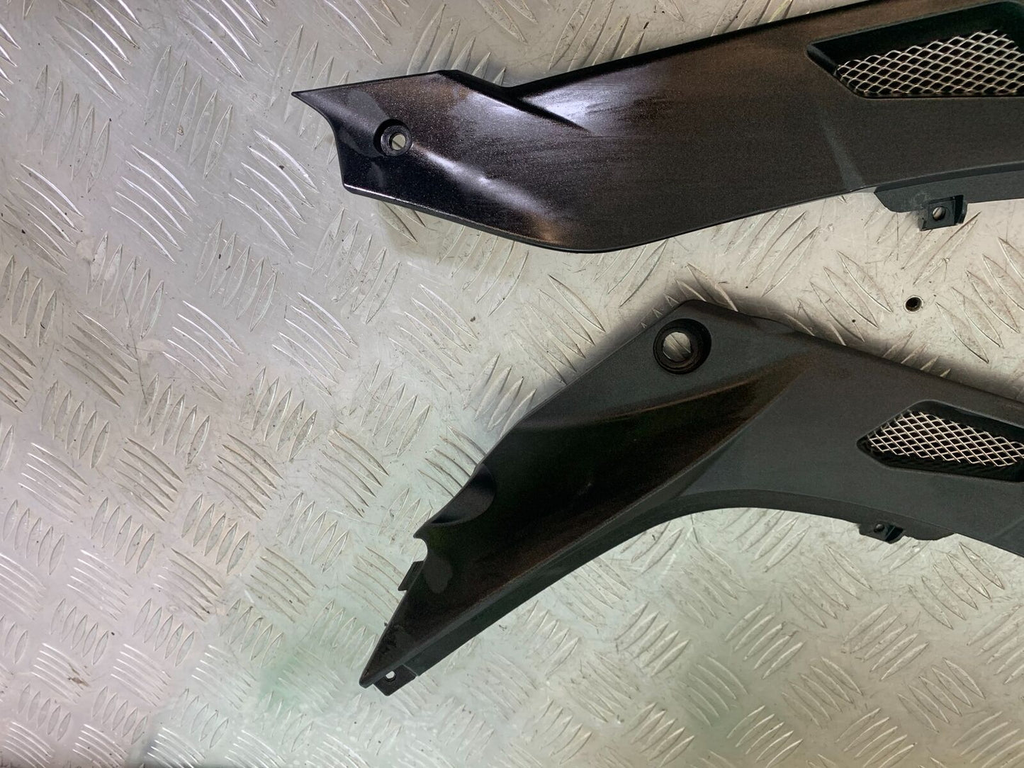 BENELLI BN125 BN 125 LEFT AND RIGHT SIDE INFILLS   YEAR 2018-2021 (CMB1080)