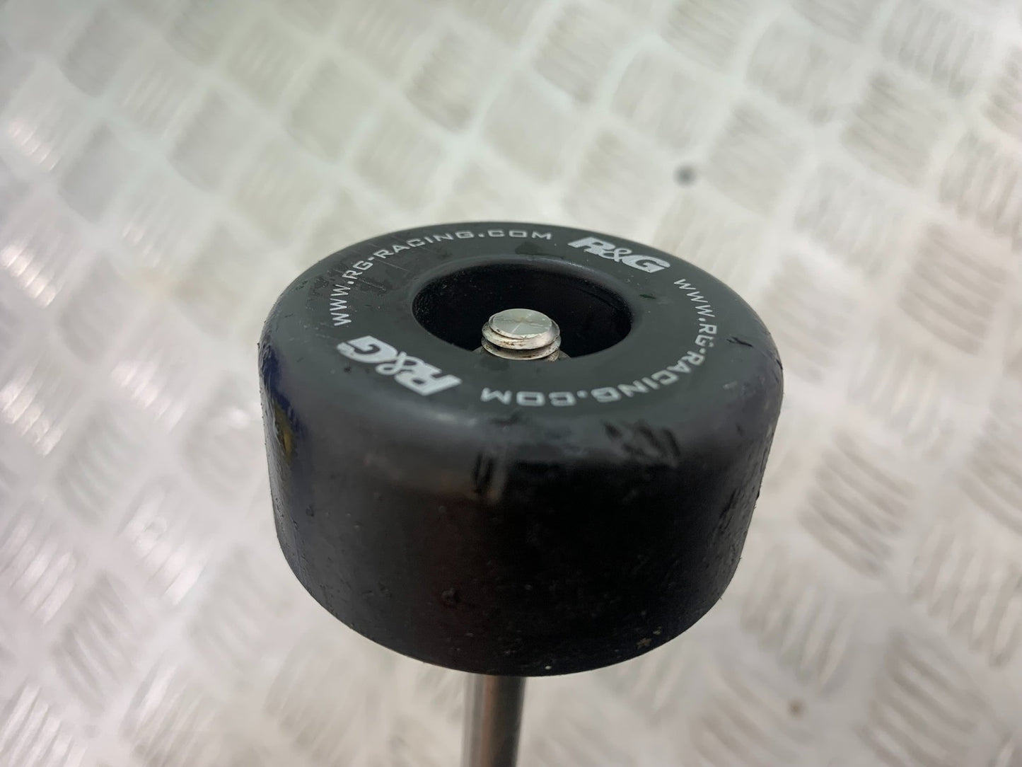 DUCATI 996 SPS 748 916 998 R&G FRONT WHEEL BOBBINS   1999-2000 (CMB1209)