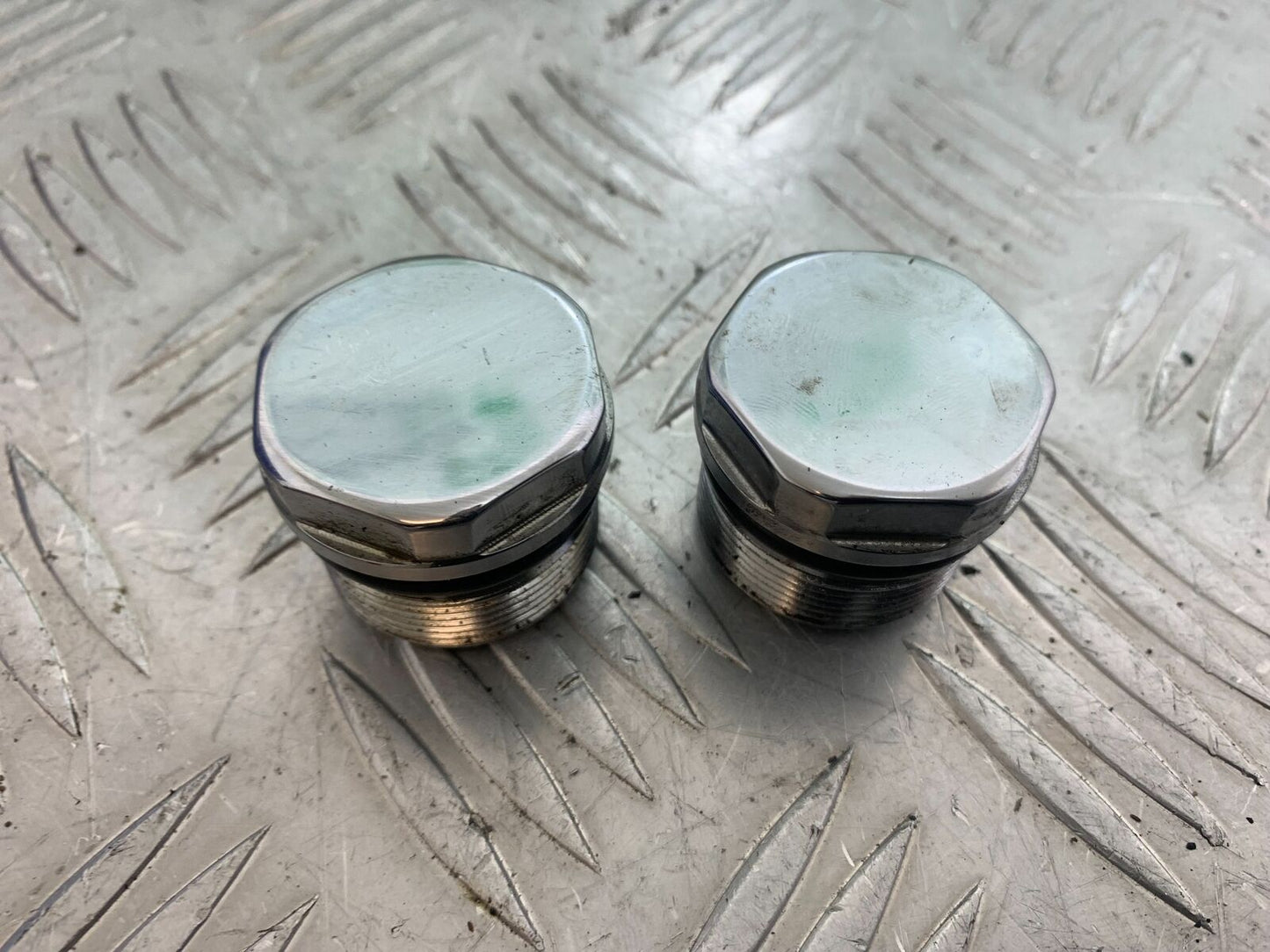 HARLEY DAVIDSON XL883 N IROD FORK CAPS YEAR 2020  (CMB1116)