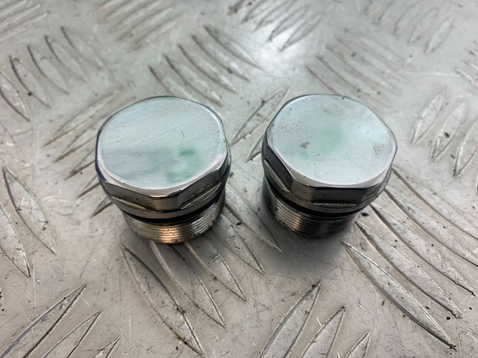 HARLEY DAVIDSON XL883 N IROD FORK CAPS YEAR 2020  (CMB1116)