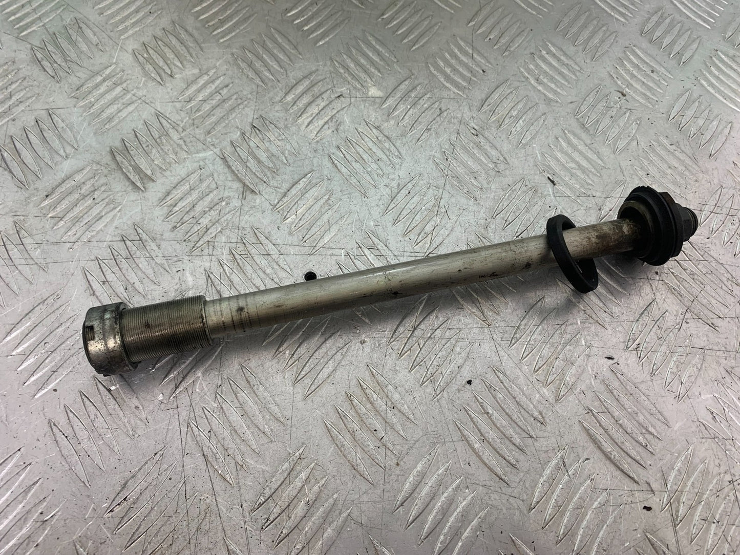 KAWASAKI Z750 Z 750 SWINGARM SPINDLE YEAR 2004-2006  (CMB1234)