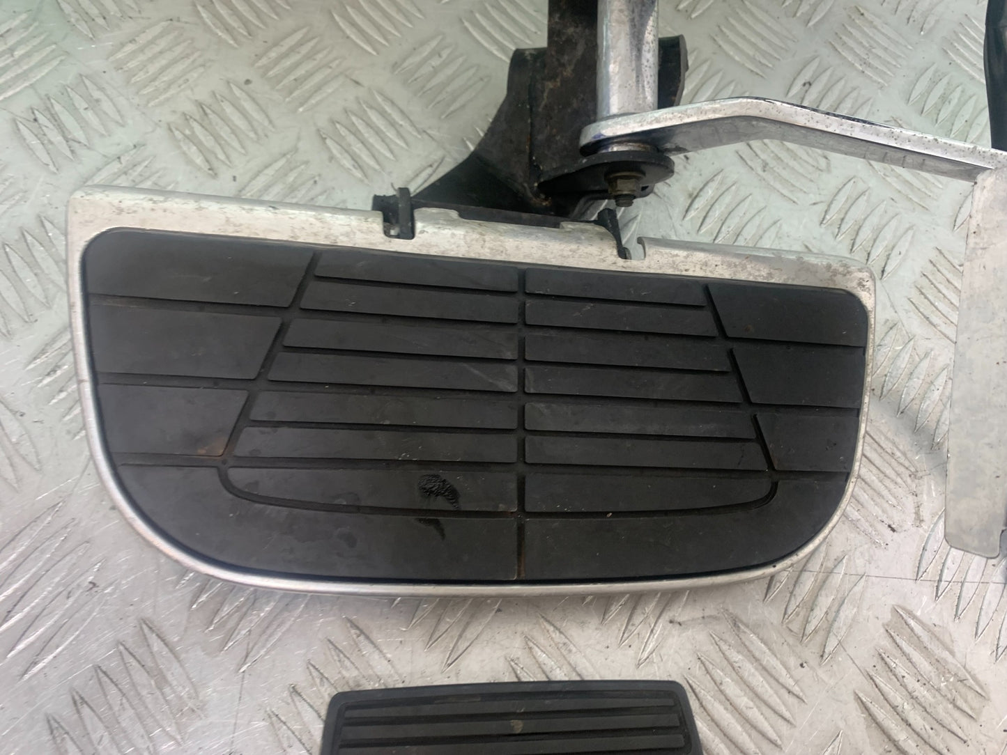 HONDA VTX1300 S-6  RIGHT FOOTBOARD  YEAR 2004-09 (CMB1159)