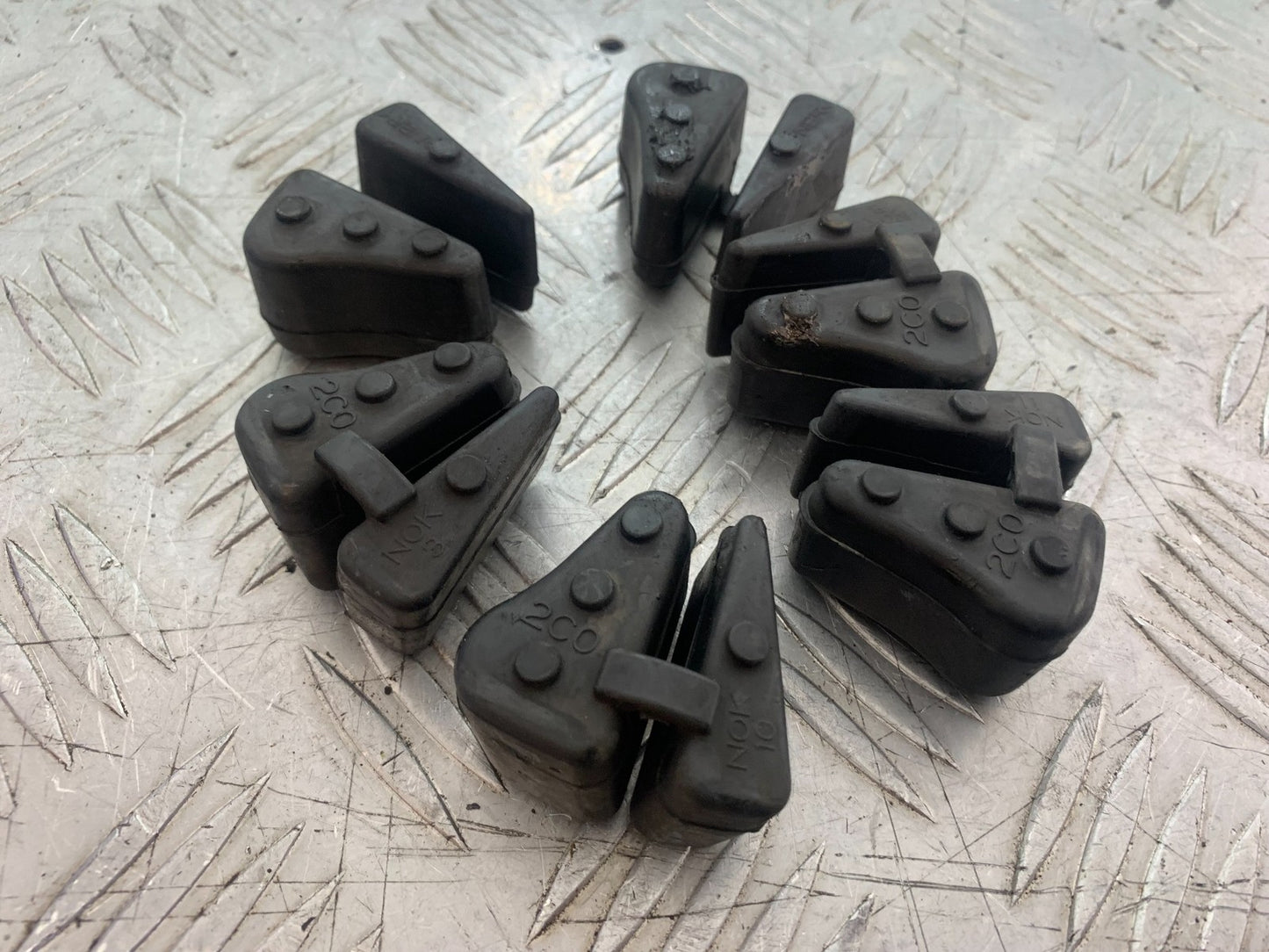 YAMAHA YZF R1 14 B BIG BANG CUSH DRIVE RUBBERS   2009-14 (CMB1175)