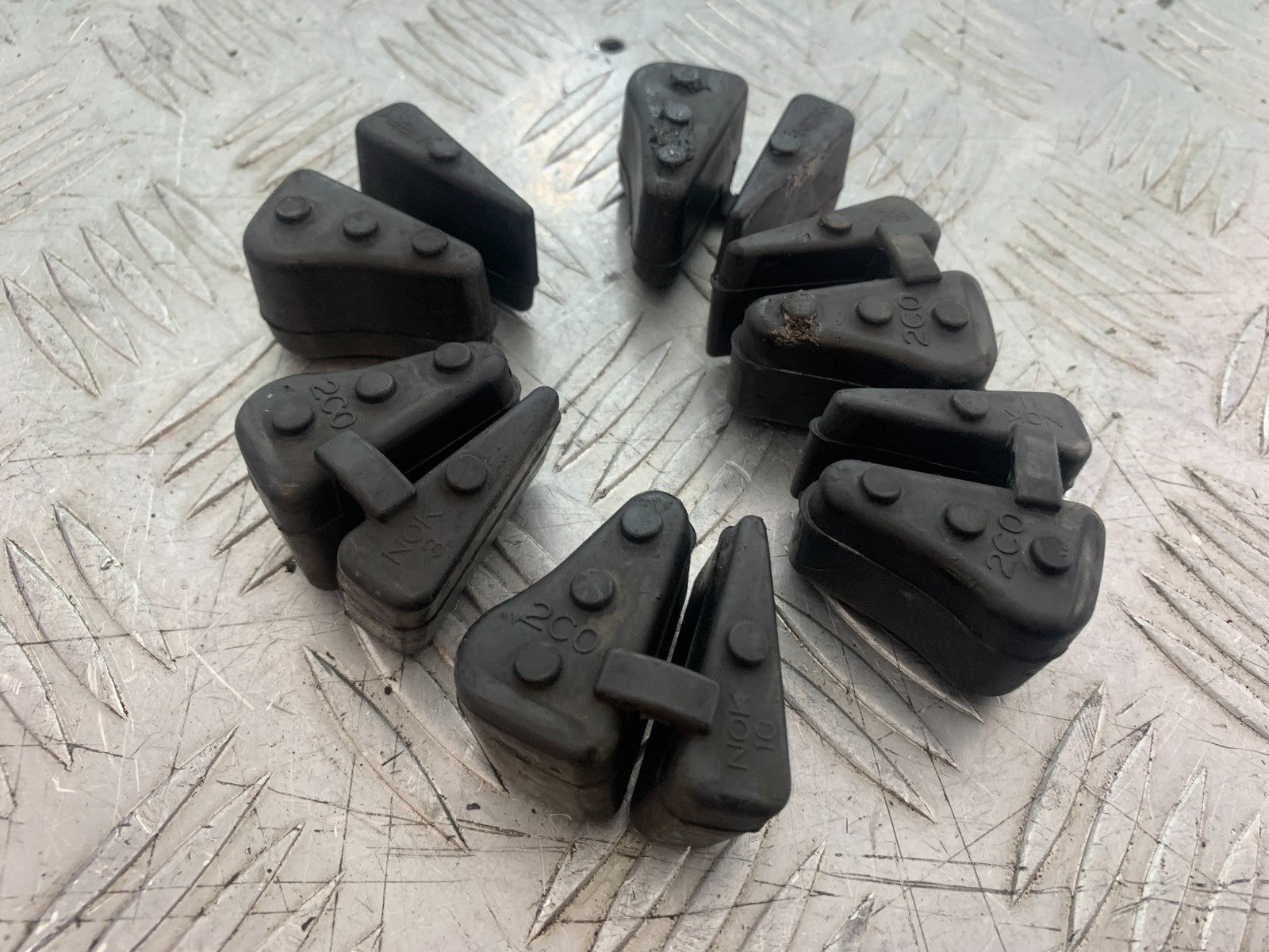 YAMAHA YZF R1 14 B BIG BANG CUSH DRIVE RUBBERS   2009-14 (CMB1175)
