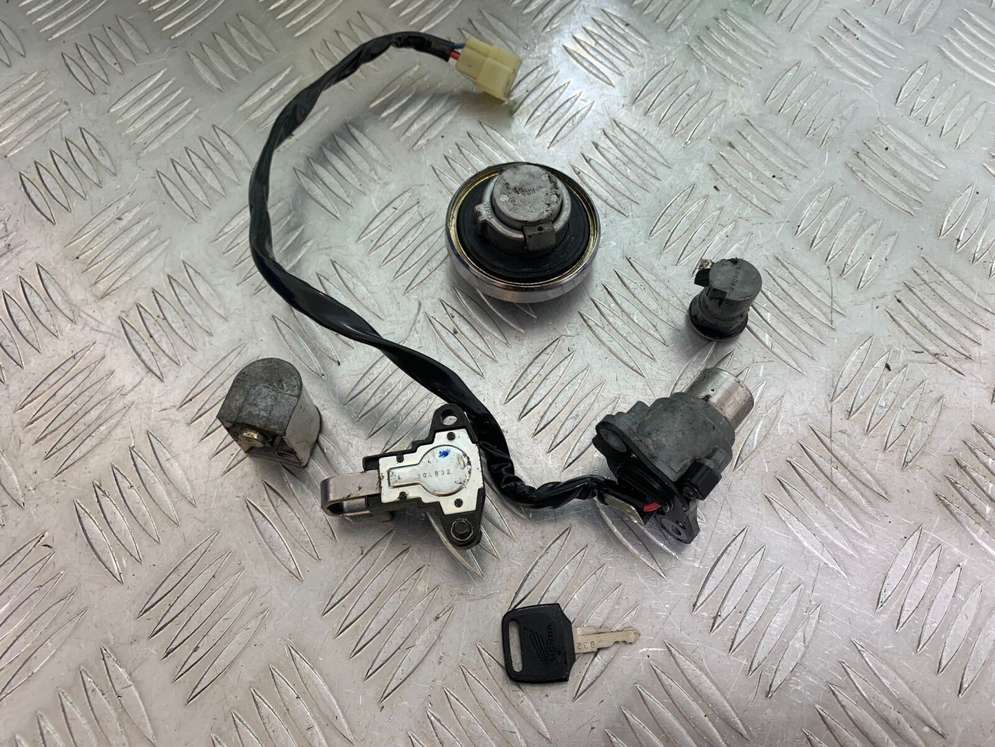 HONDA VT1100 C SHADOW SPIRIT LOCKS AND KEY  2002-2003 (CMB1035)