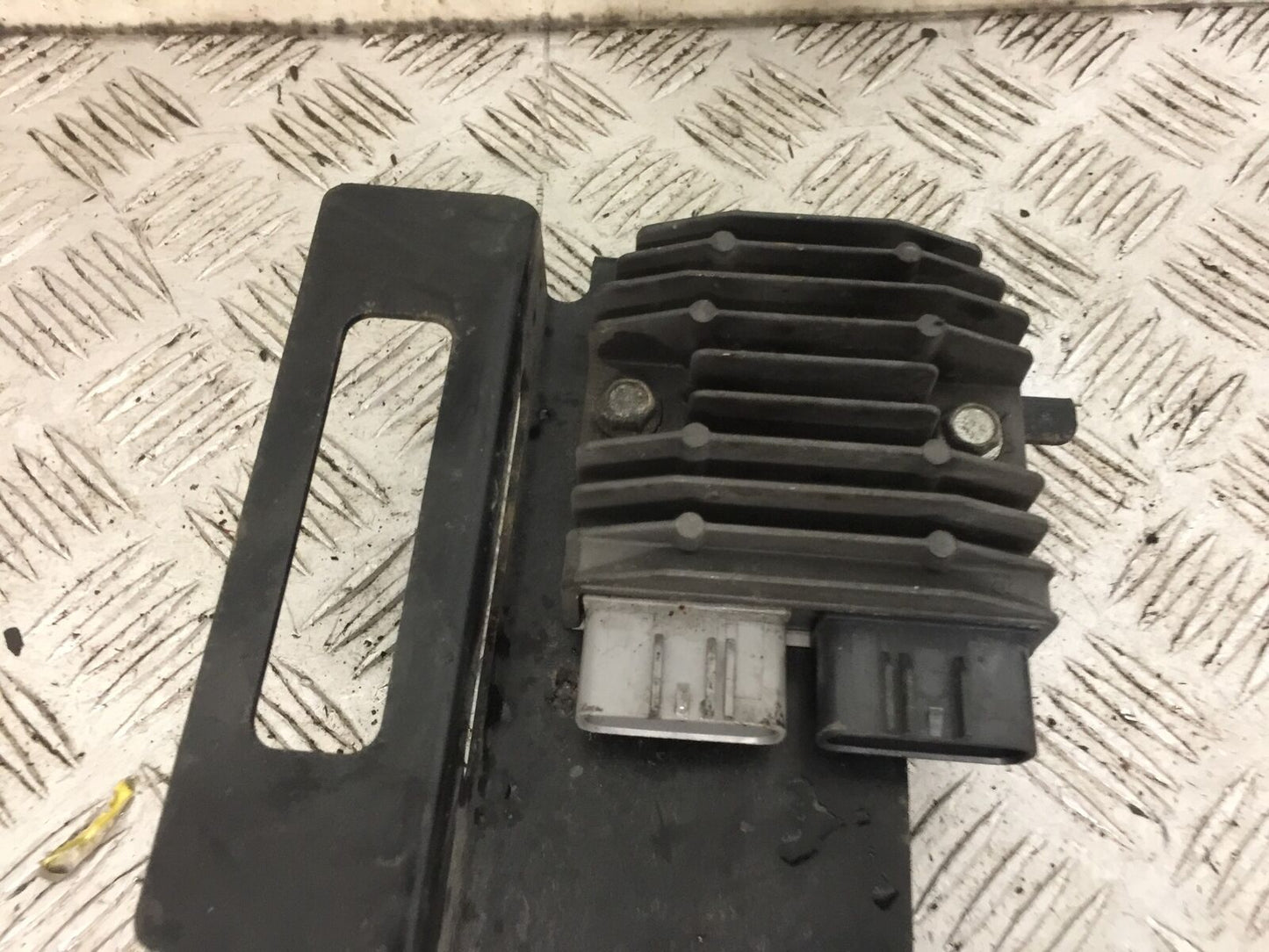 YAMAHA FZ1-N REGULATOR  YEAR 2006-2012  (STOCK 787)