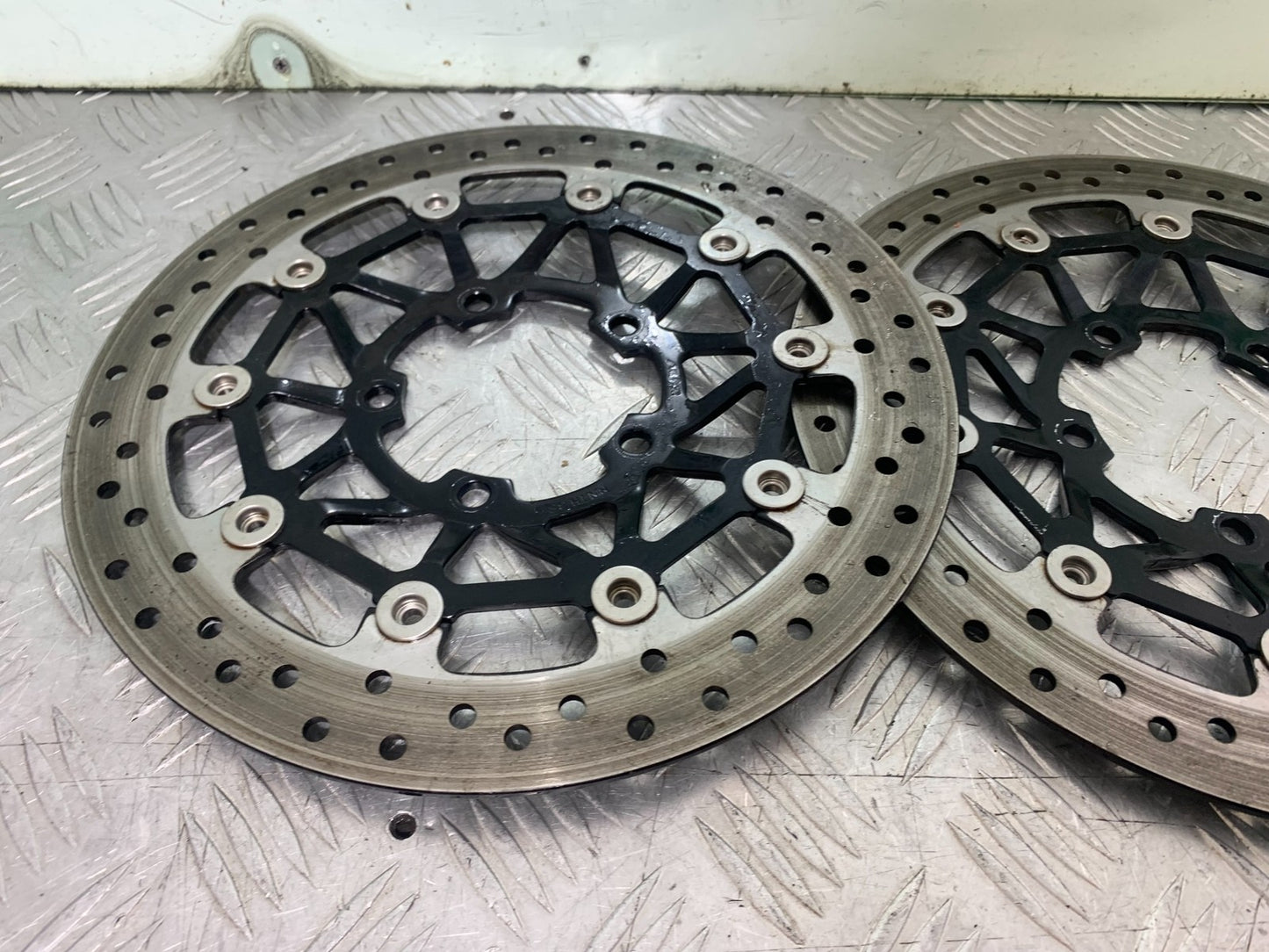 TRIUMPH 675 STREET TRIPLE R FRONT BRAKE DISCS  YEAR 2013 - 2016 (CMB1221)