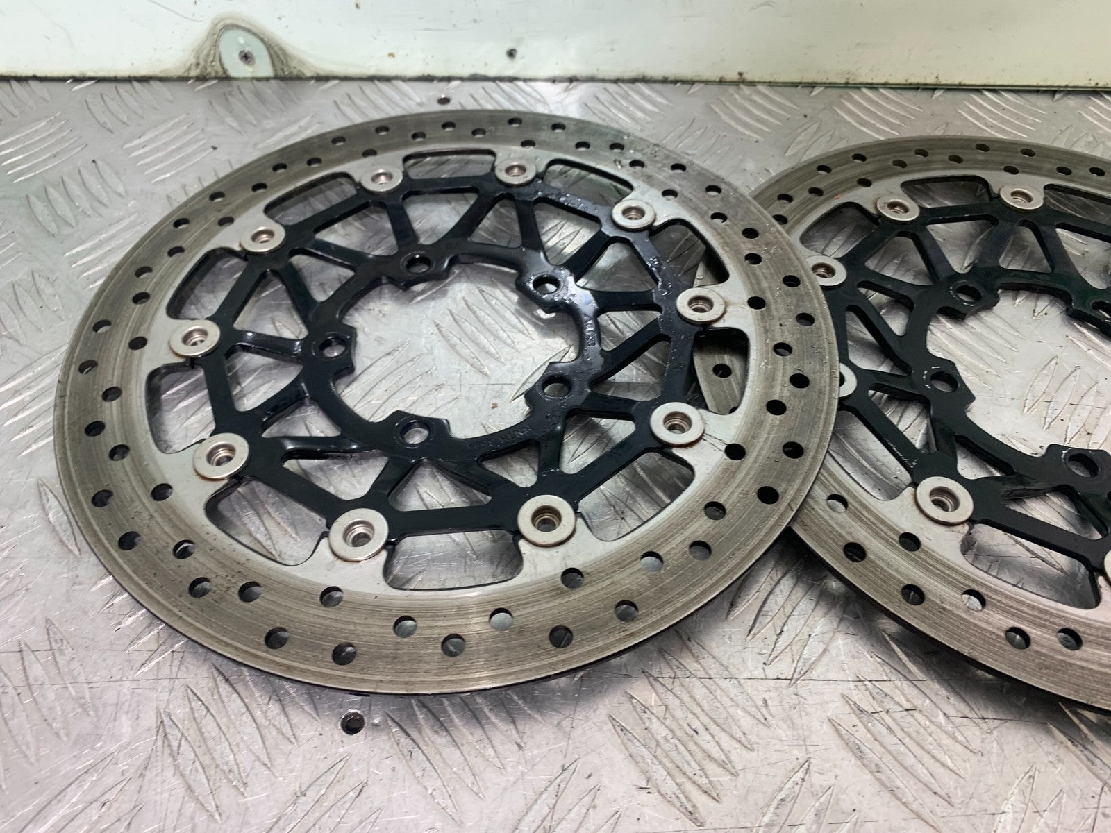 TRIUMPH 675 STREET TRIPLE R FRONT BRAKE DISCS  YEAR 2013 - 2016 (CMB1221)