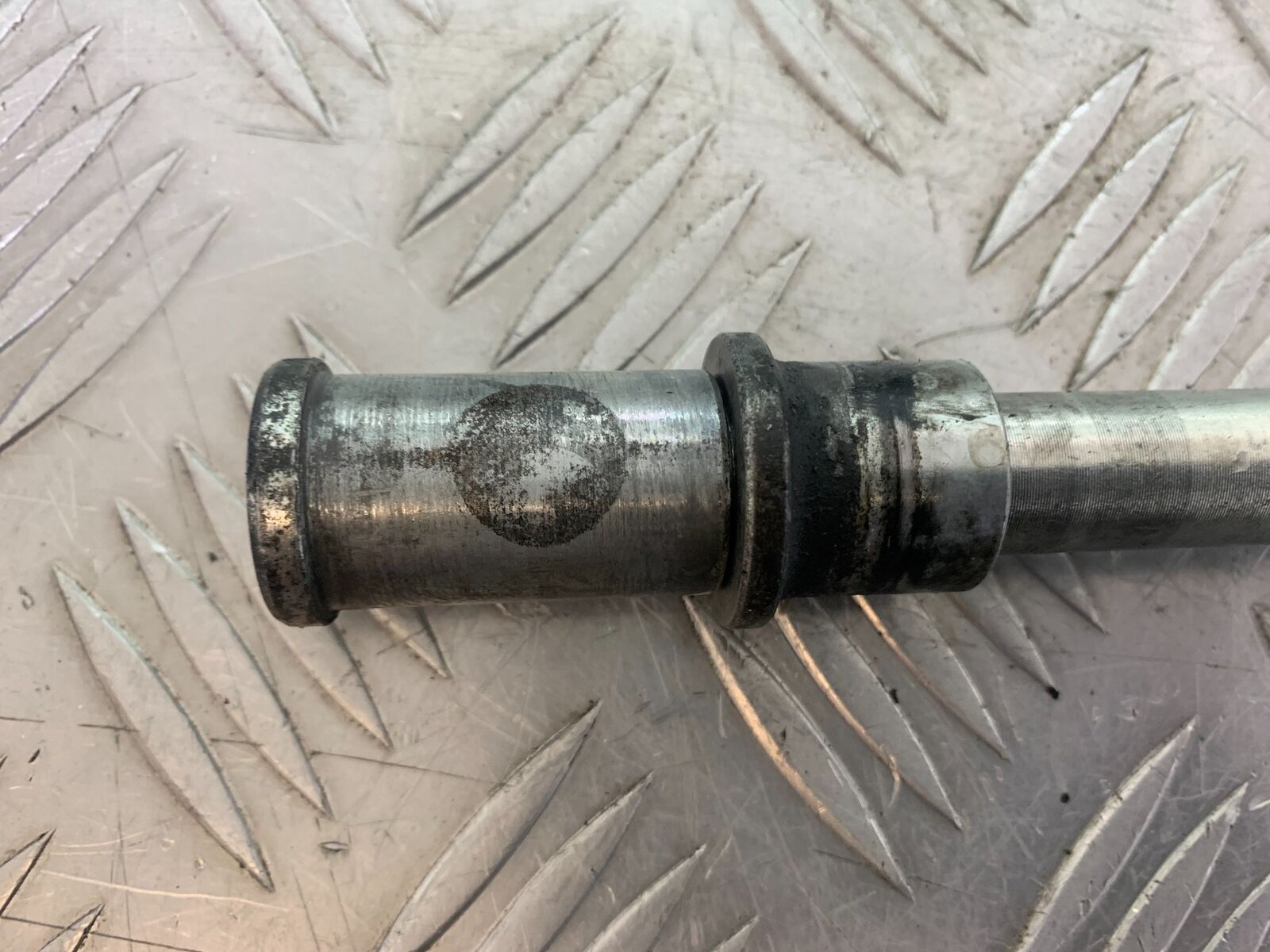 KAWASAKI Z750 ZR750 ZR-7S FRONT WHEEL SPINDLE  YEAR 1999-05 (CMB1135)