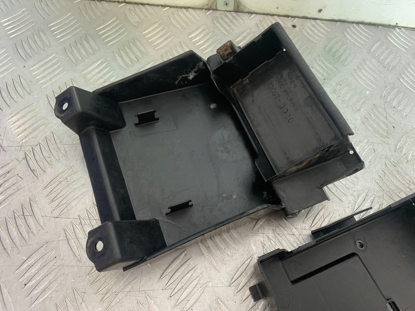KAWASAKI Z750 Z 750 UNDERTRAY  YEAR 2004-2006  (CMB1234)