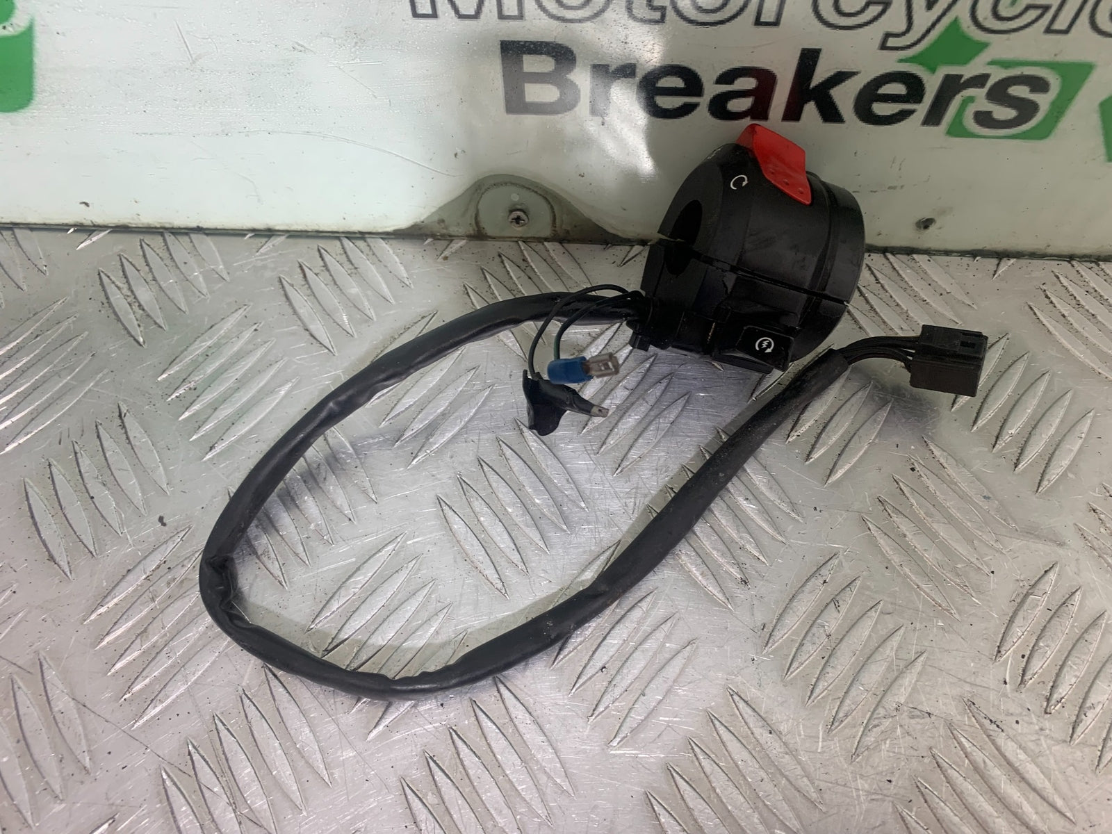 SUZUKI GSF650 GSF 650 RIGHT SWITCH GEAR YEAR 2007-2009  (CMB1161)