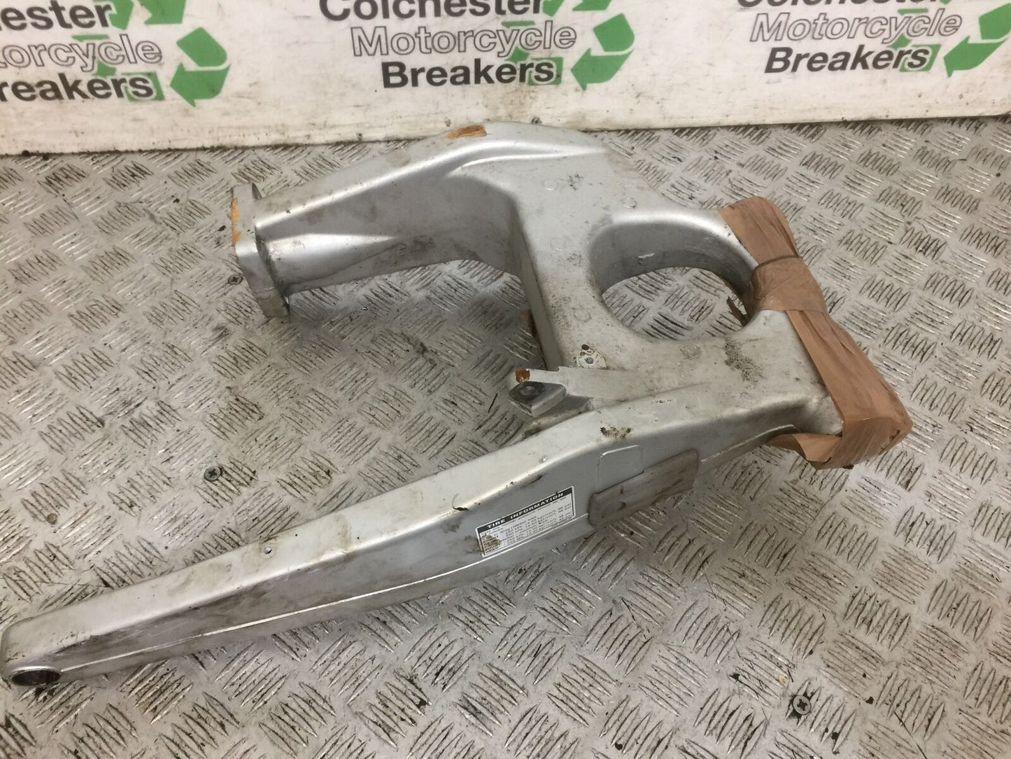 YAMAHA FJR1300 FJR 1300 SWINGARM   YEAR 2001-05 (STOCK 814)