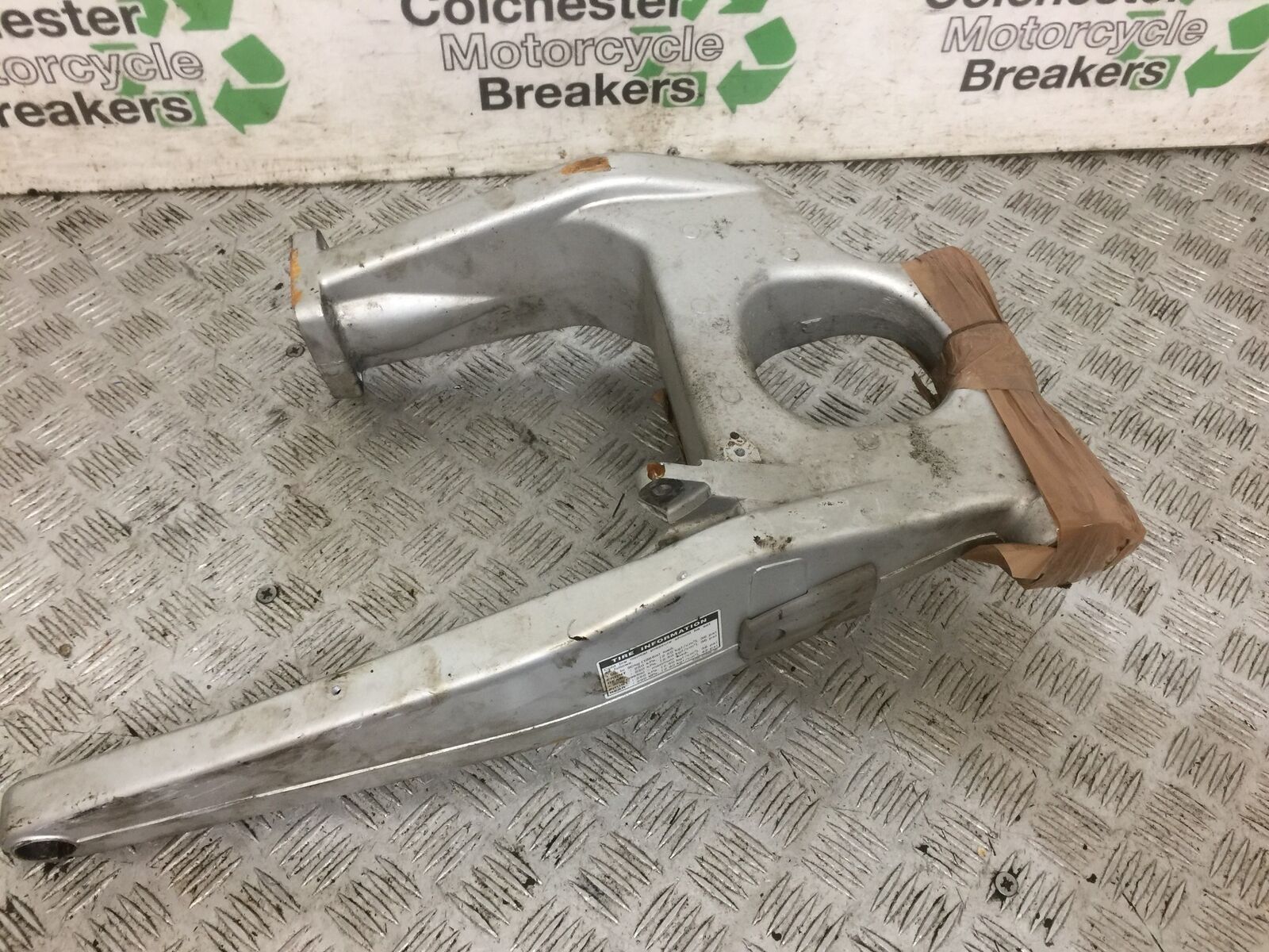 YAMAHA FJR1300 FJR 1300 SWINGARM   YEAR 2001-05 (STOCK 814)