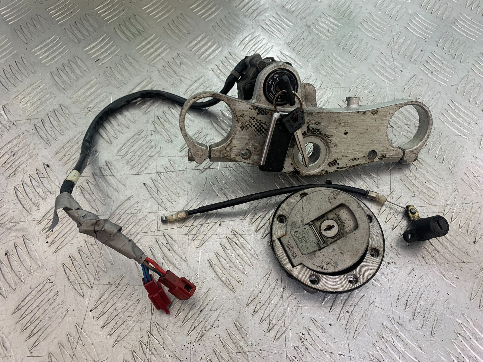 YAMAHA YZF1000 THUNDERACE LOCKS AND KEYS  YEAR 1997-2000 (CMB1204)