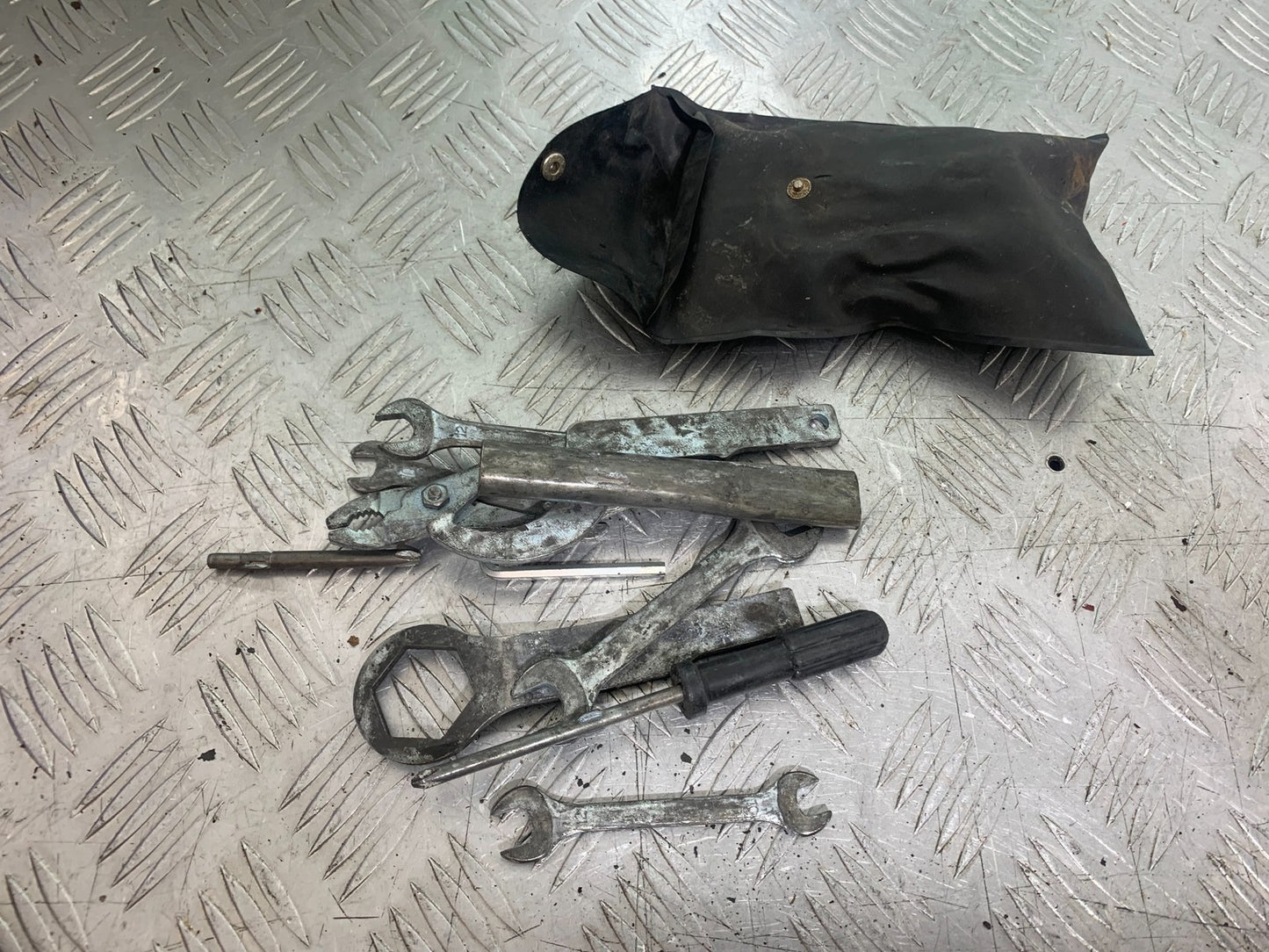 YAMAHA YZF1000 THUNDERACE TOOLKIT   YEAR 1997-2000 (CMB1204)
