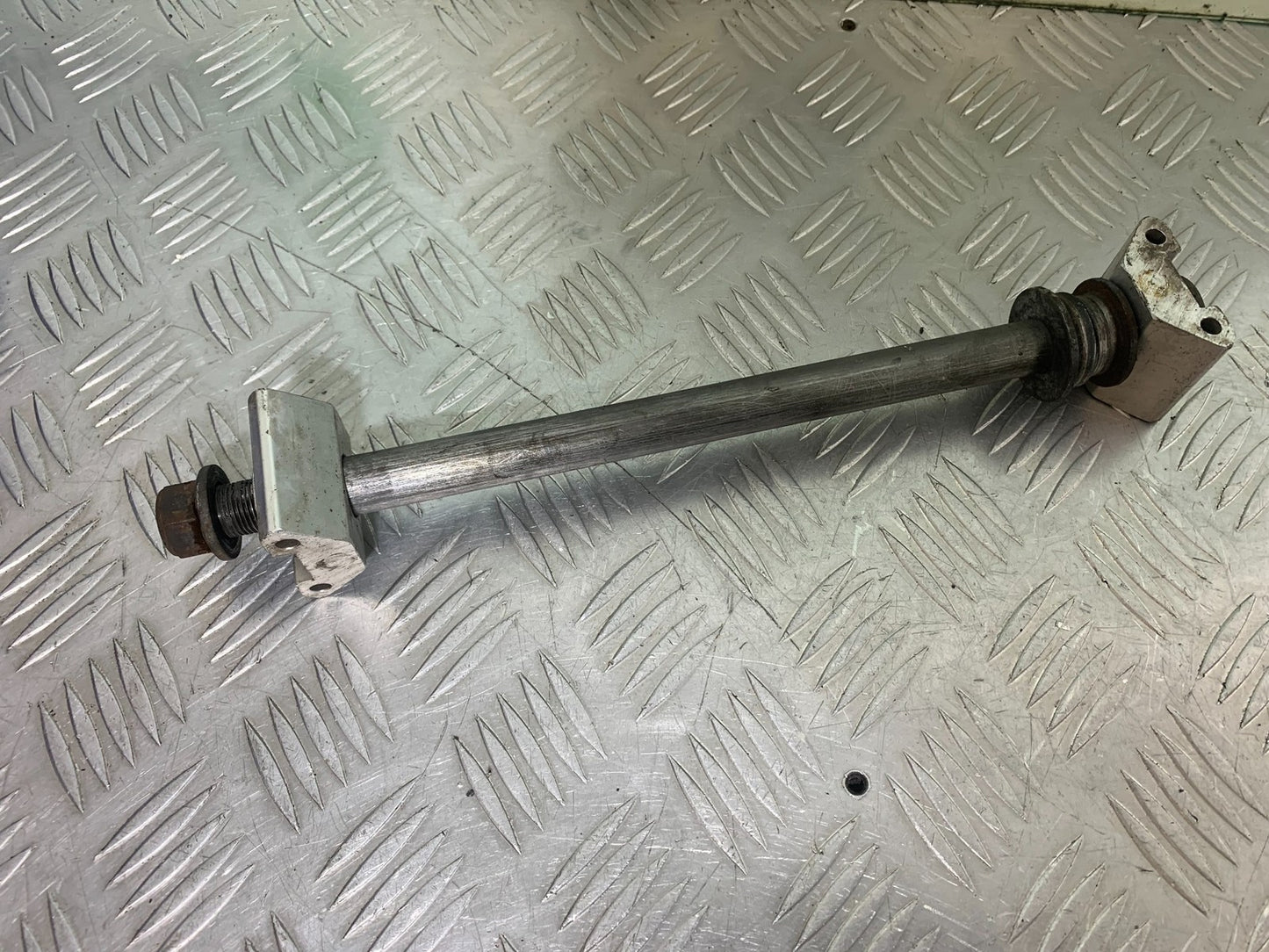 YAMAHA XJR1300 XJR 1300 REAR WHEEL SPINDLE 1999-2003 (CMB1119)