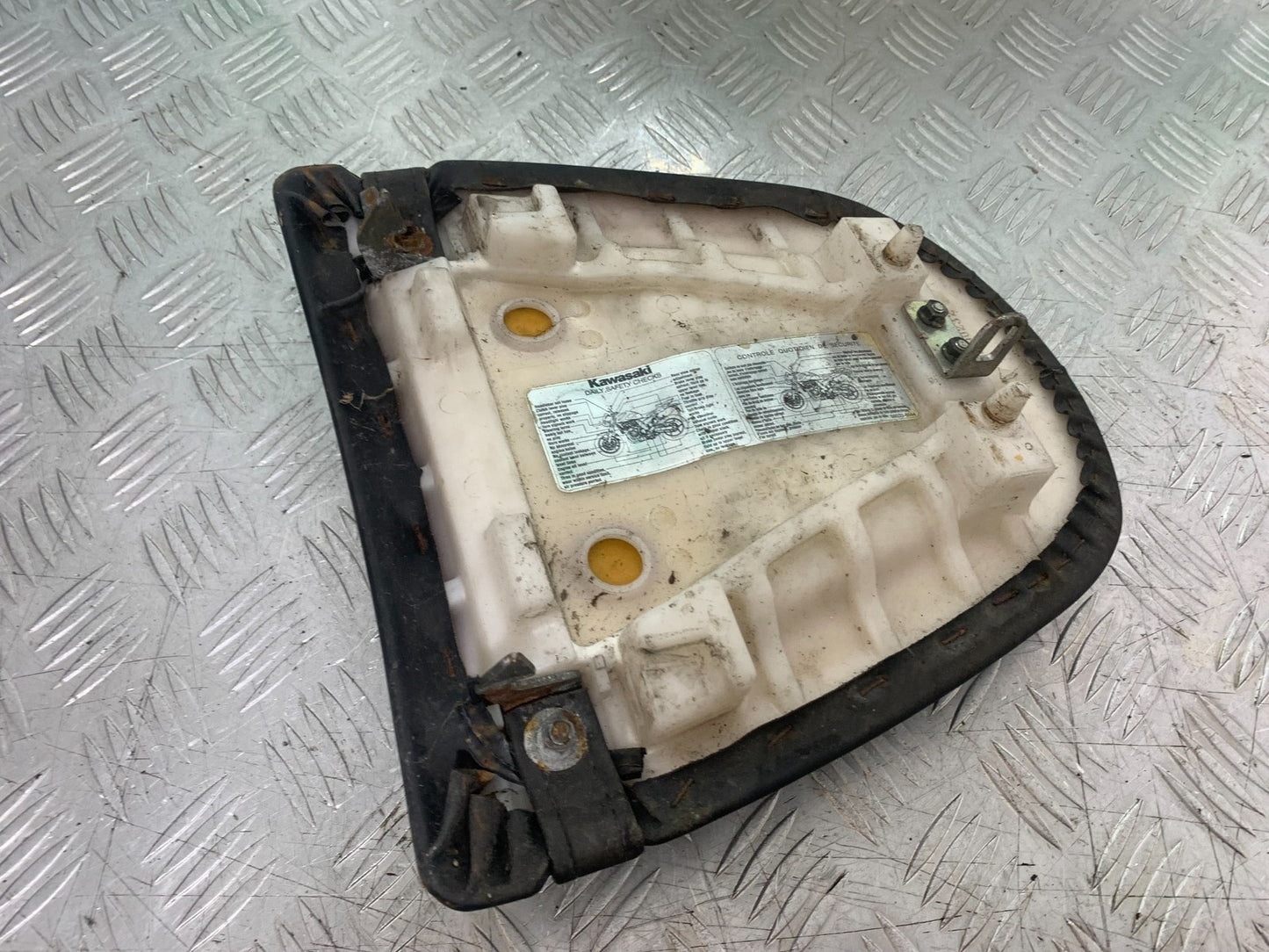 KAWASAKI Z750 Z 750 REAR SEAT  YEAR 2004-2006  (CMB1234)
