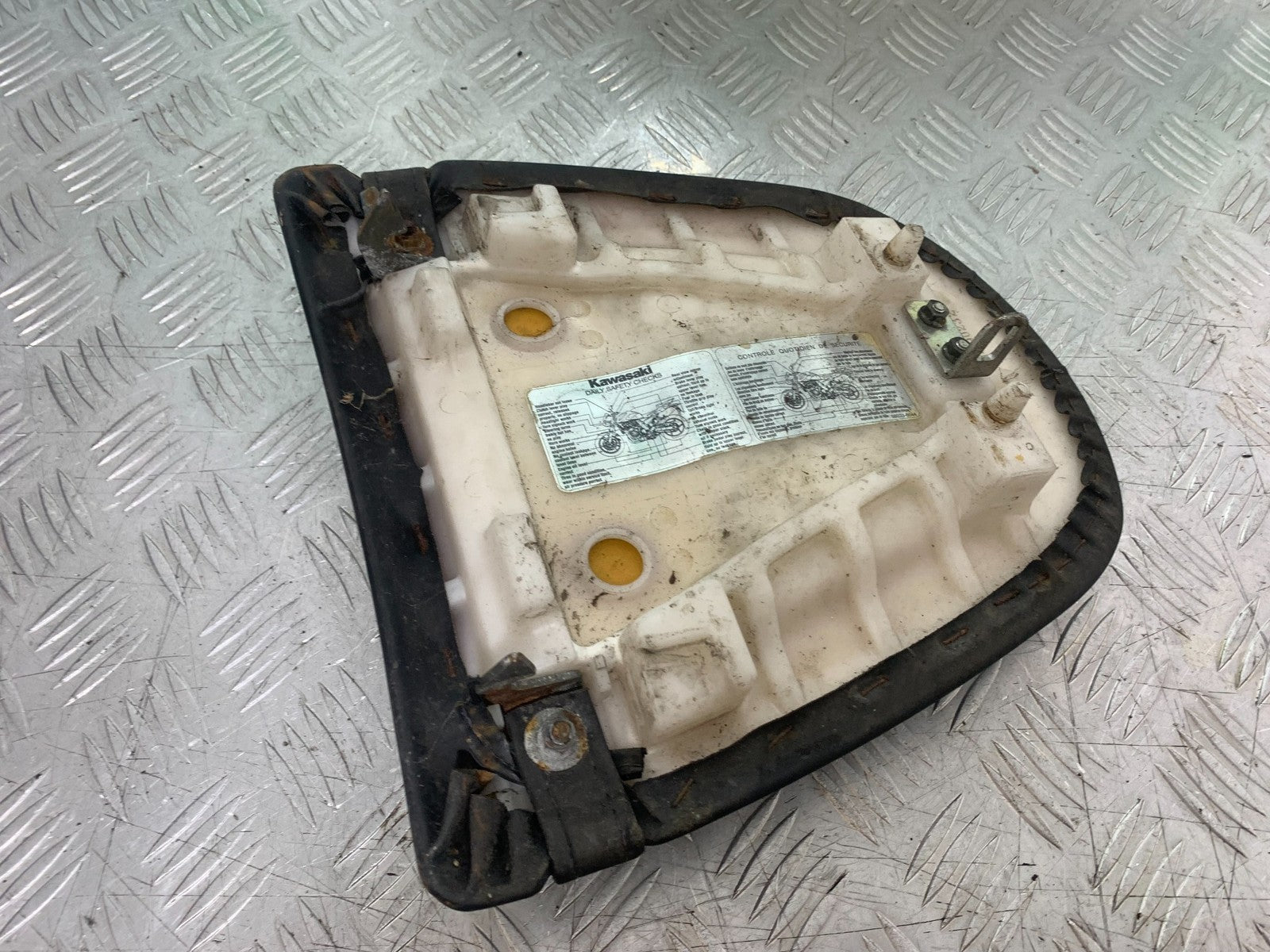 KAWASAKI Z750 Z 750 REAR SEAT  YEAR 2004-2006  (CMB1234)