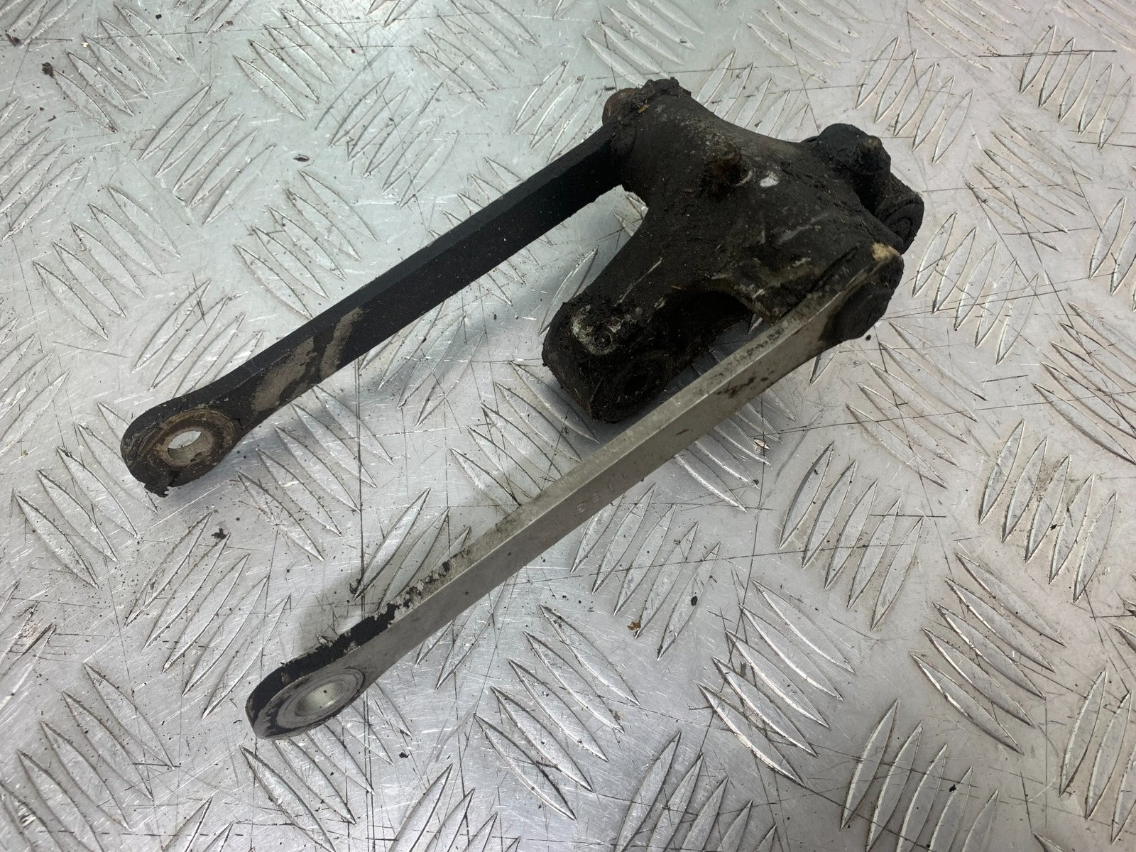 KAWASAKI ZX9R ZX9 E1 REAR SHOCK LINKAGE   YEAR 2000-01  (CMB1171)