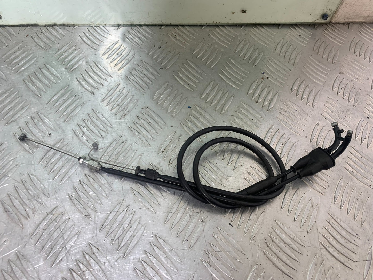 YAMAHA YZF R1 14 B BIG BANG THROTTLE CABLES  2009-14 (CMB1175)