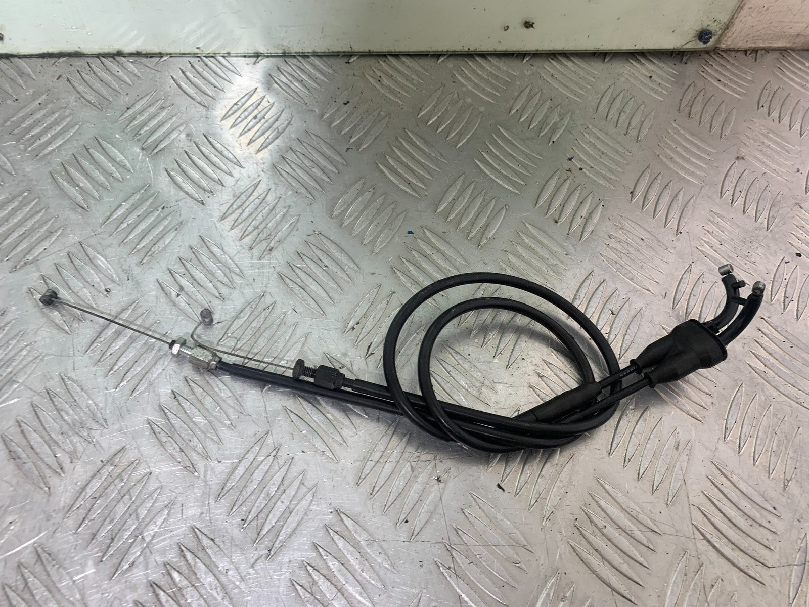 YAMAHA YZF R1 14 B BIG BANG THROTTLE CABLES  2009-14 (CMB1175)