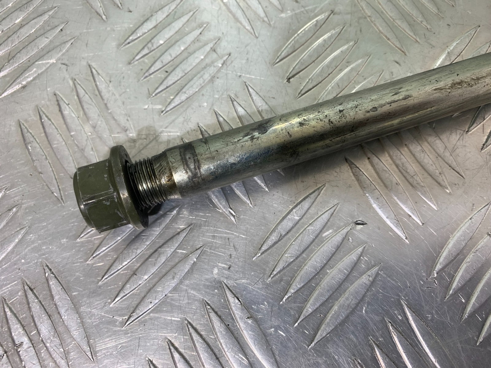 YAMAHA XJR1300 XJR 1300 SWINGARM SPINDLE 1999-2003 (CMB1119)