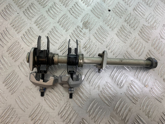 TRIUMPH TRIDENT 660 REAR WHEEL SPINDLE AND ADJUSTERS  YEAR 2021-2024 (CMB1148)