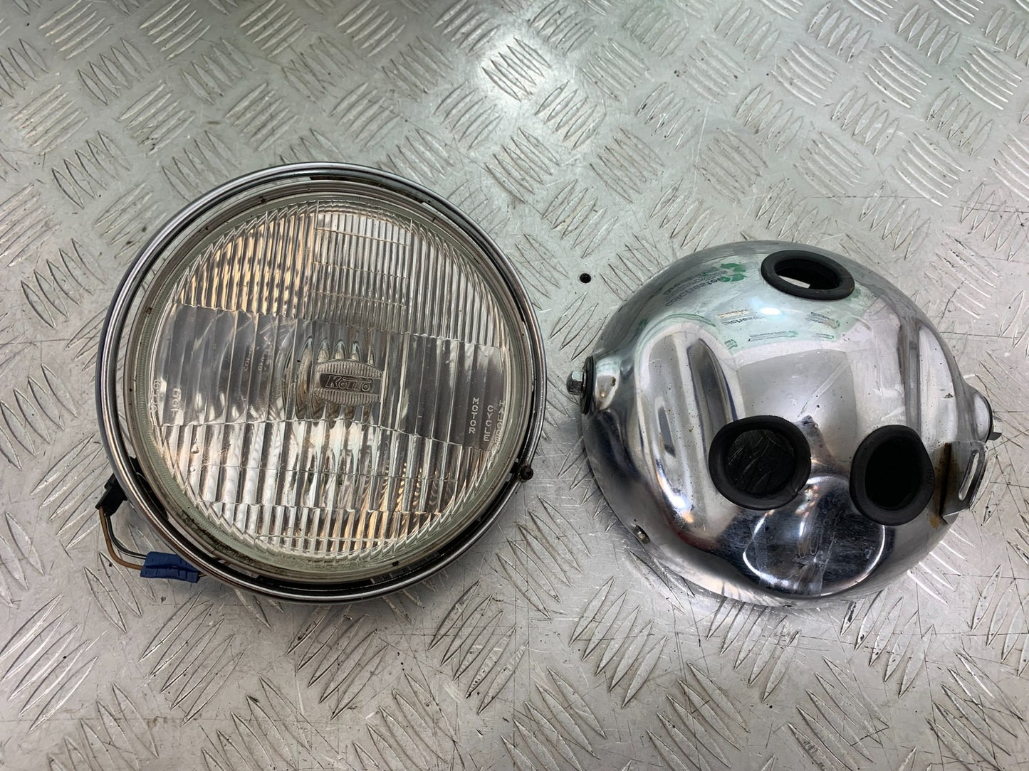 SUZUKI GSF1200 GSF 1200 BANDIT HEADLIGHT AND BACKING YEAR 2001-2004 (CMB1188)