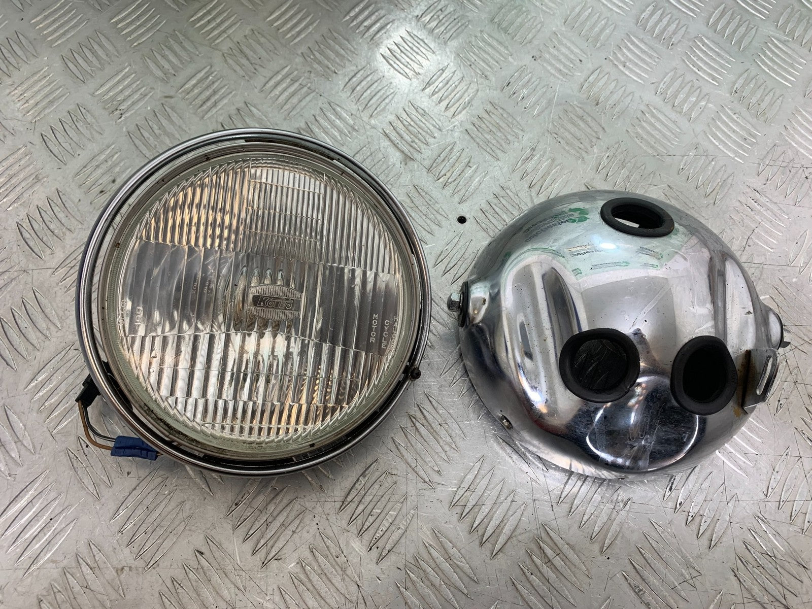 SUZUKI GSF1200 GSF 1200 BANDIT HEADLIGHT AND BACKING YEAR 2001-2004 (CMB1188)