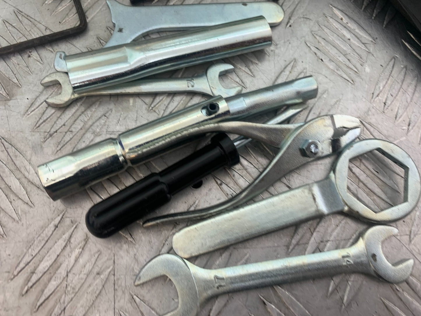 SUZUKI GSR600 GSR 600 TOOL KIT   2006-2010 (CMB1177)