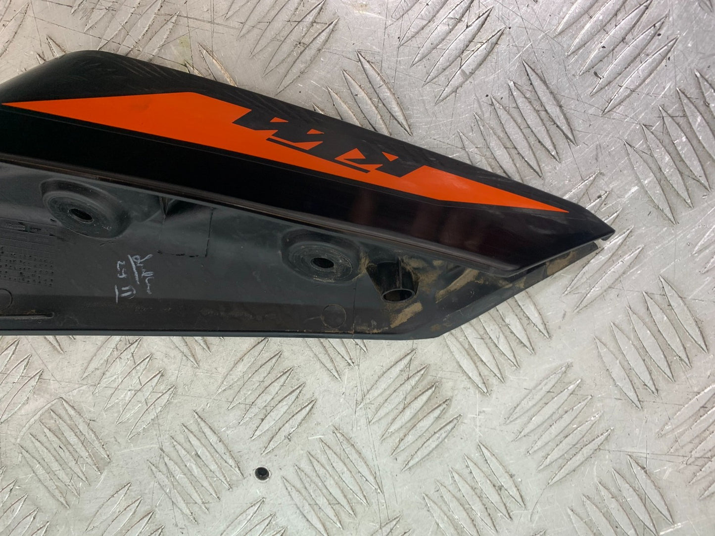 KTM 125 DUKE RIGHT SEAT PANEL   YEAR 2018-2023 (CMB1185)
