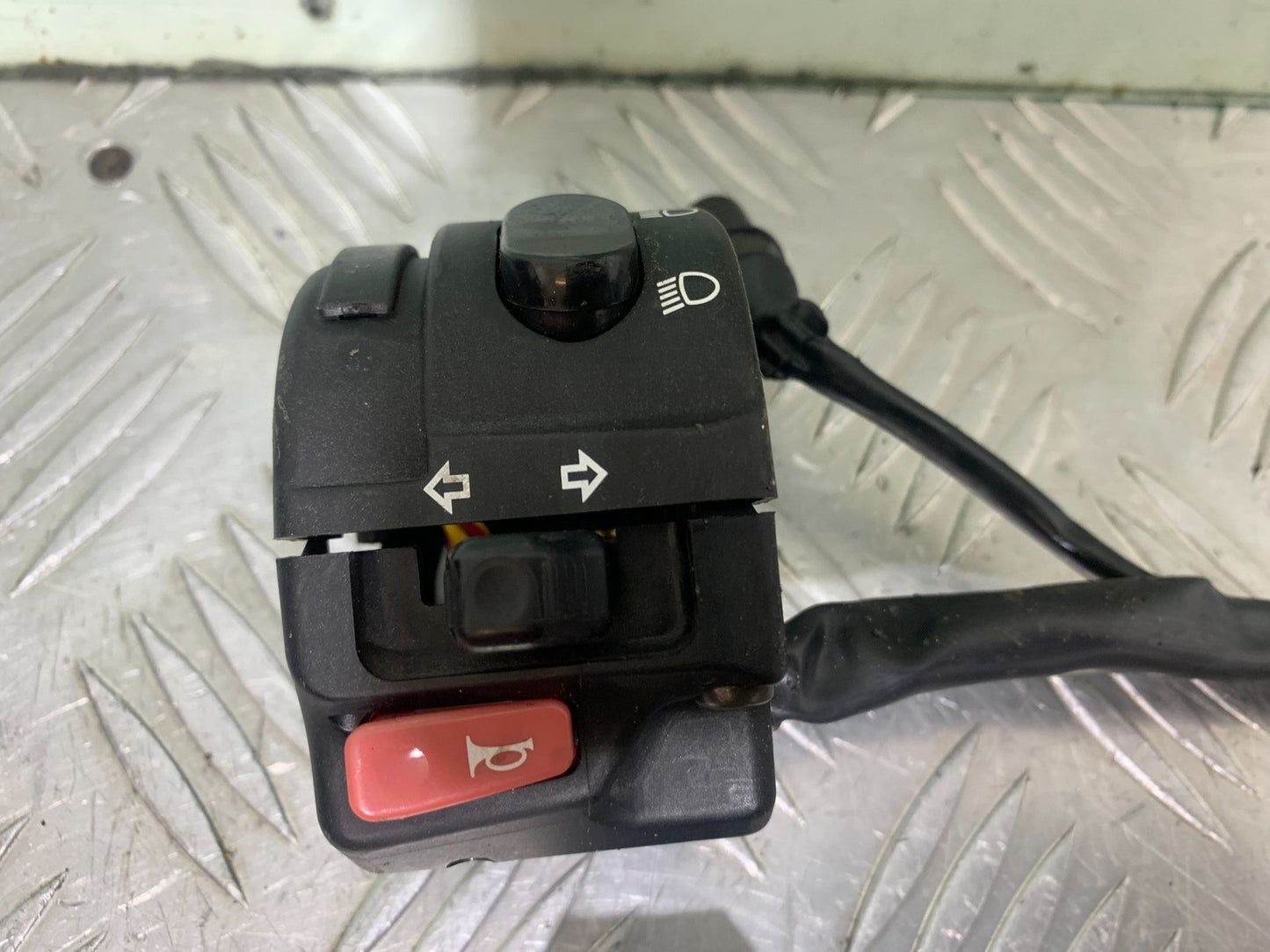 TRIUMPH 1050 SPRINT ST LEFT SWITCH GEAR   2004-2007 (CMB1197)