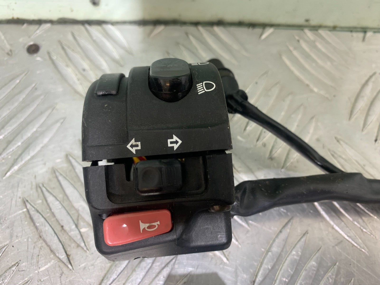 TRIUMPH 1050 SPRINT ST LEFT SWITCH GEAR   2004-2007 (CMB1197)