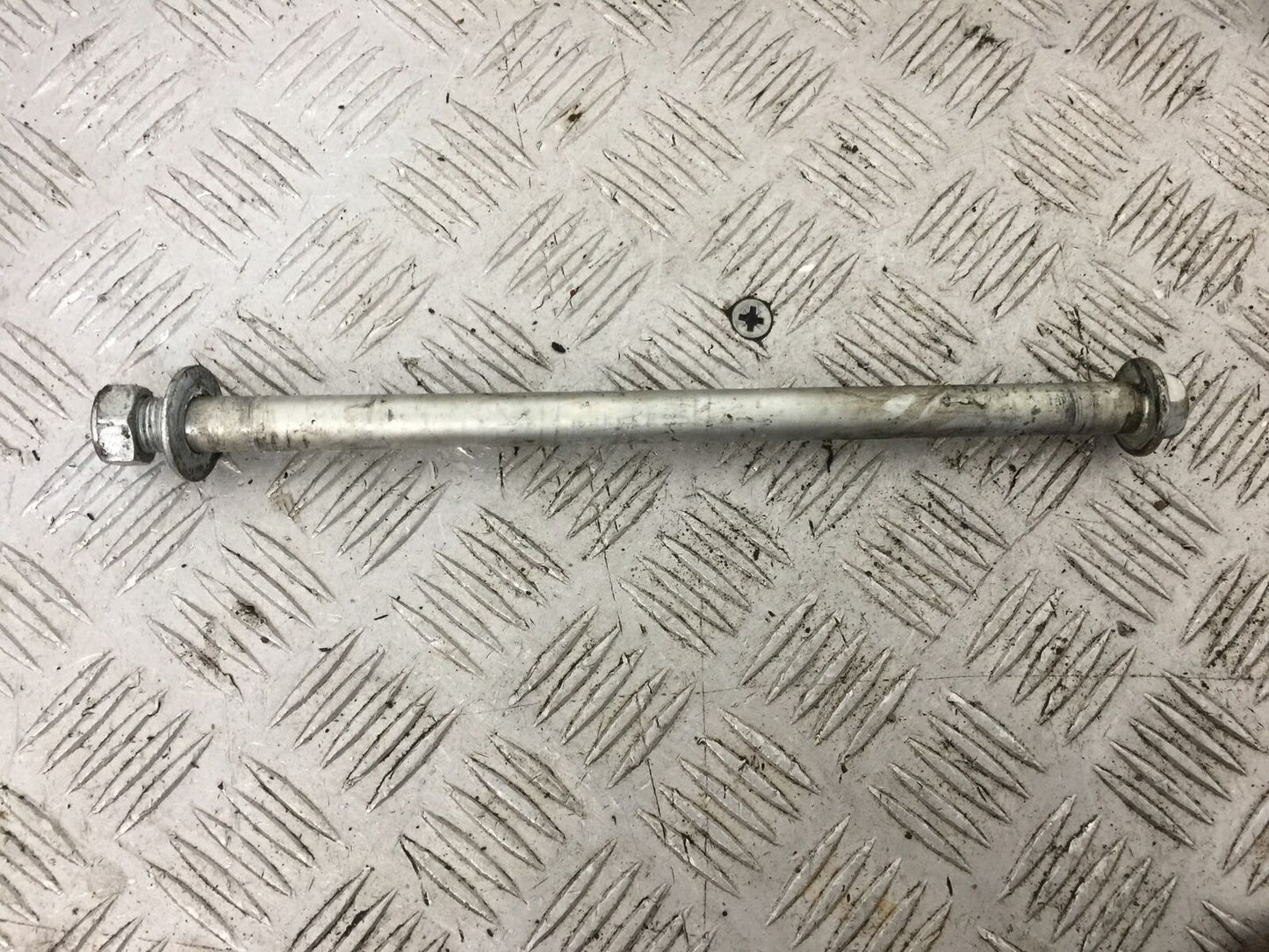 SUZUKI GS500 GS 500 SWINGARM SPINDLE   YEAR 2004-09 (STOCK 882)