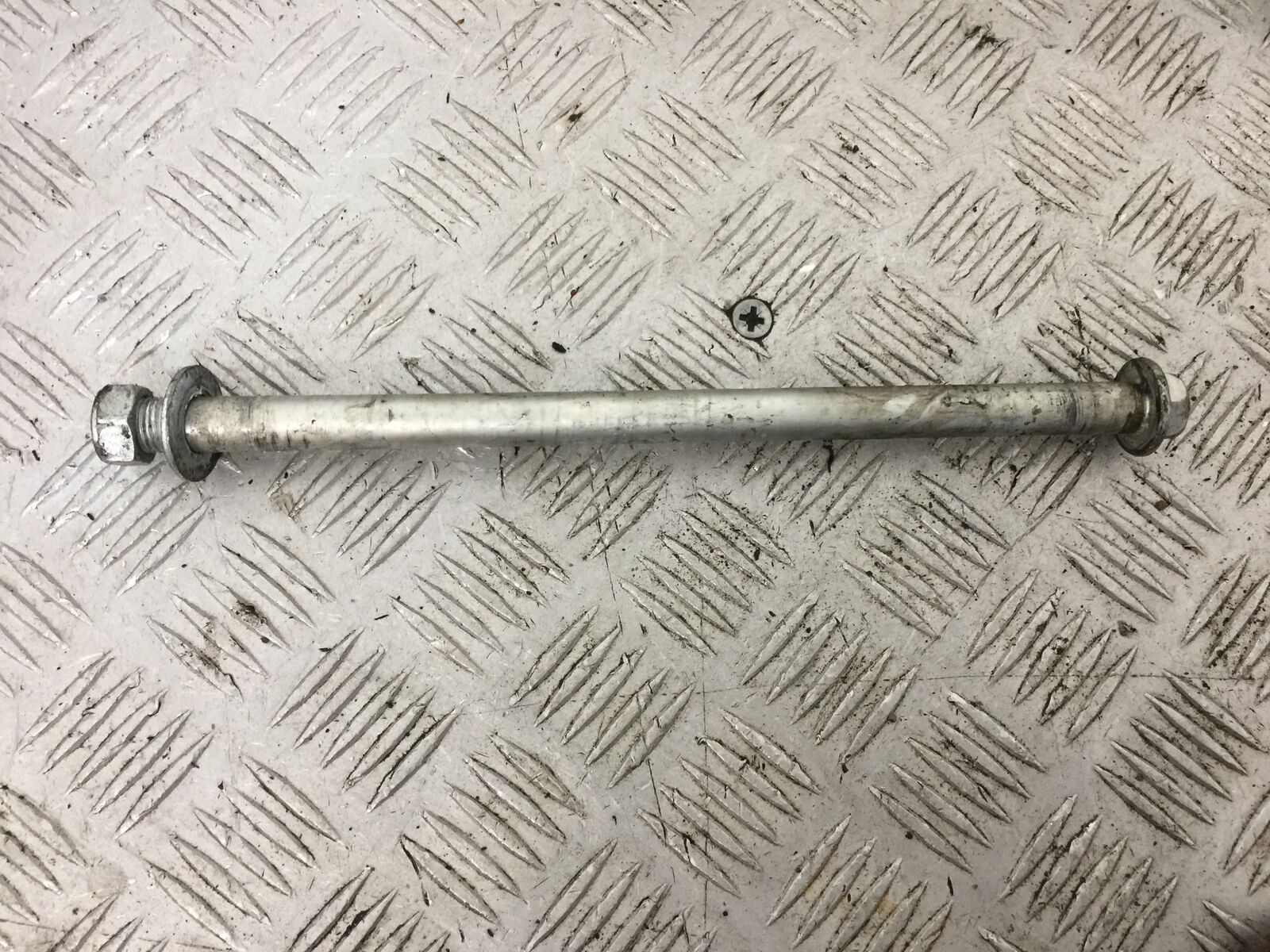 SUZUKI GS500 GS 500 SWINGARM SPINDLE   YEAR 2004-09 (STOCK 882)