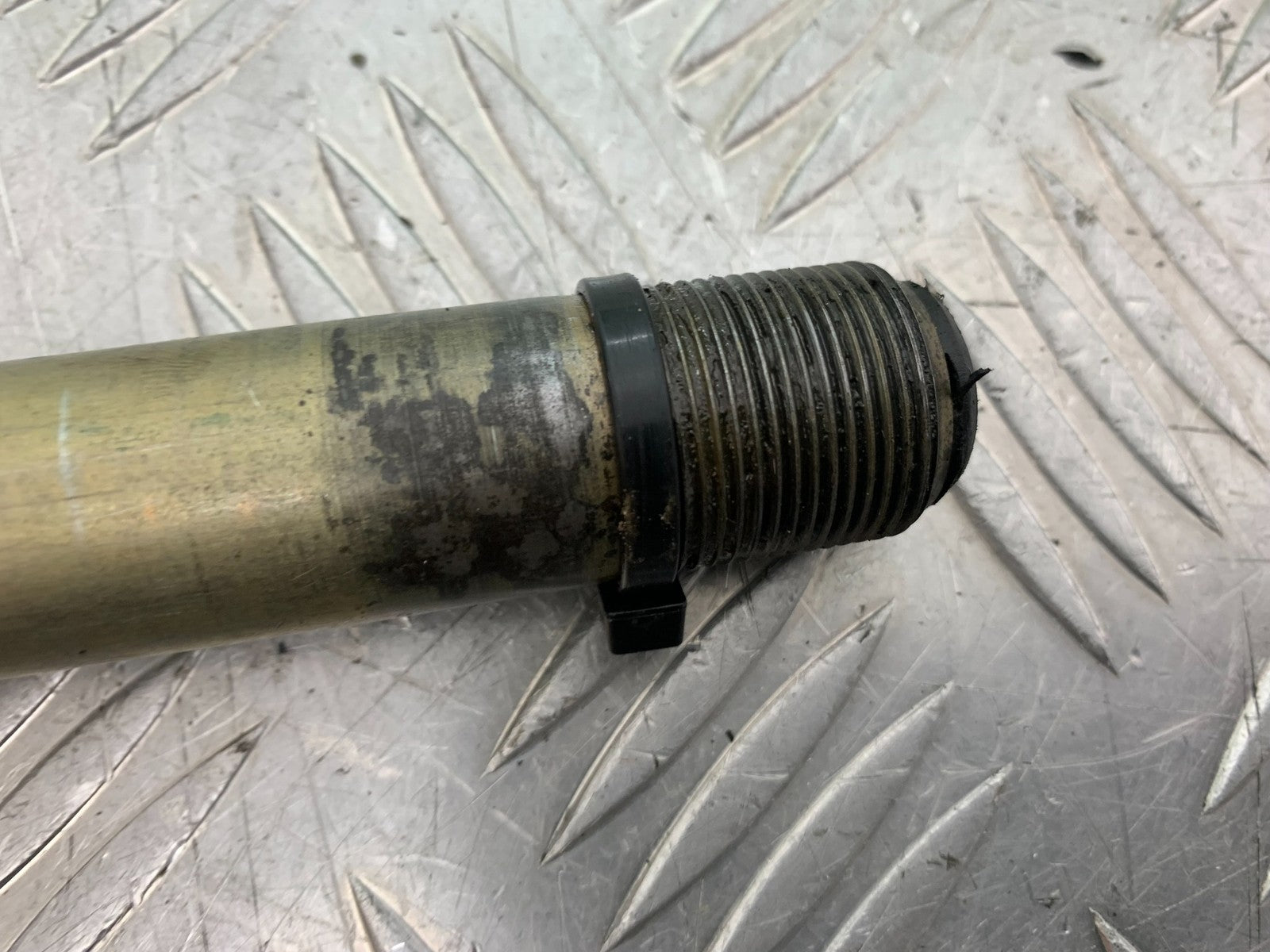 TRIUMPH 955i SPRINT ST FRONT WHEEL SPINDLE  YEAR 1999-04 (CMB1230)