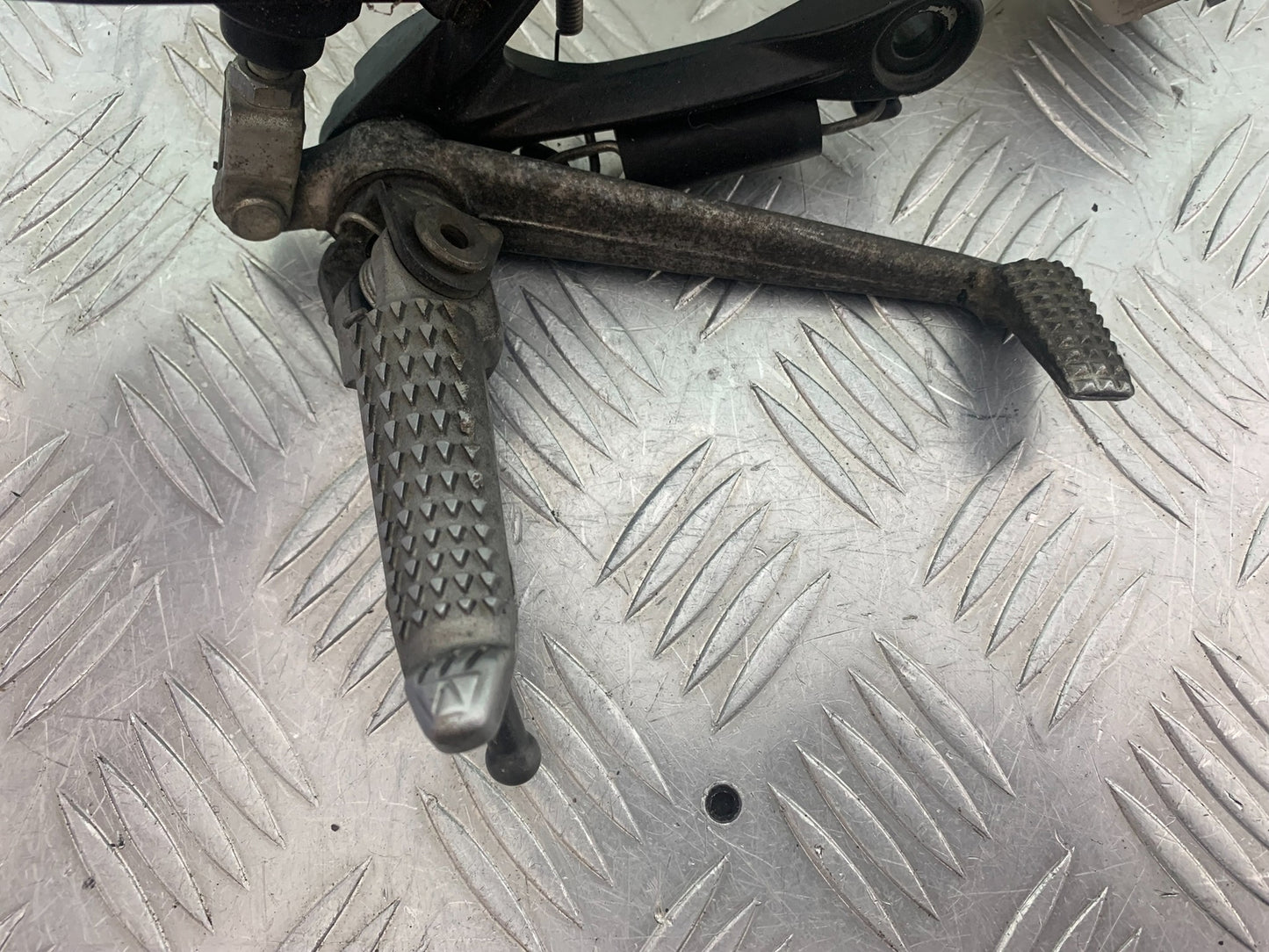 KAWASAKI ZX6R FRONT RIGHT HANGER  YEAR 2009-2012 (CMB1136)