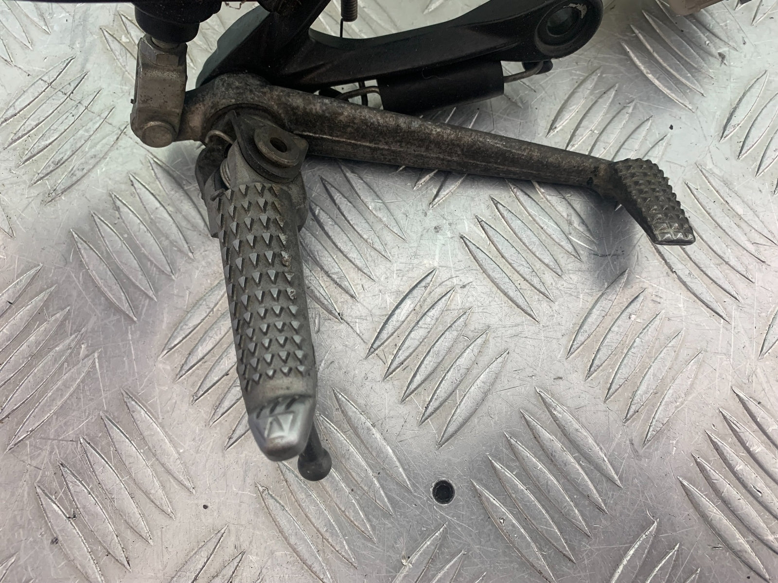 KAWASAKI ZX6R FRONT RIGHT HANGER  YEAR 2009-2012 (CMB1136)