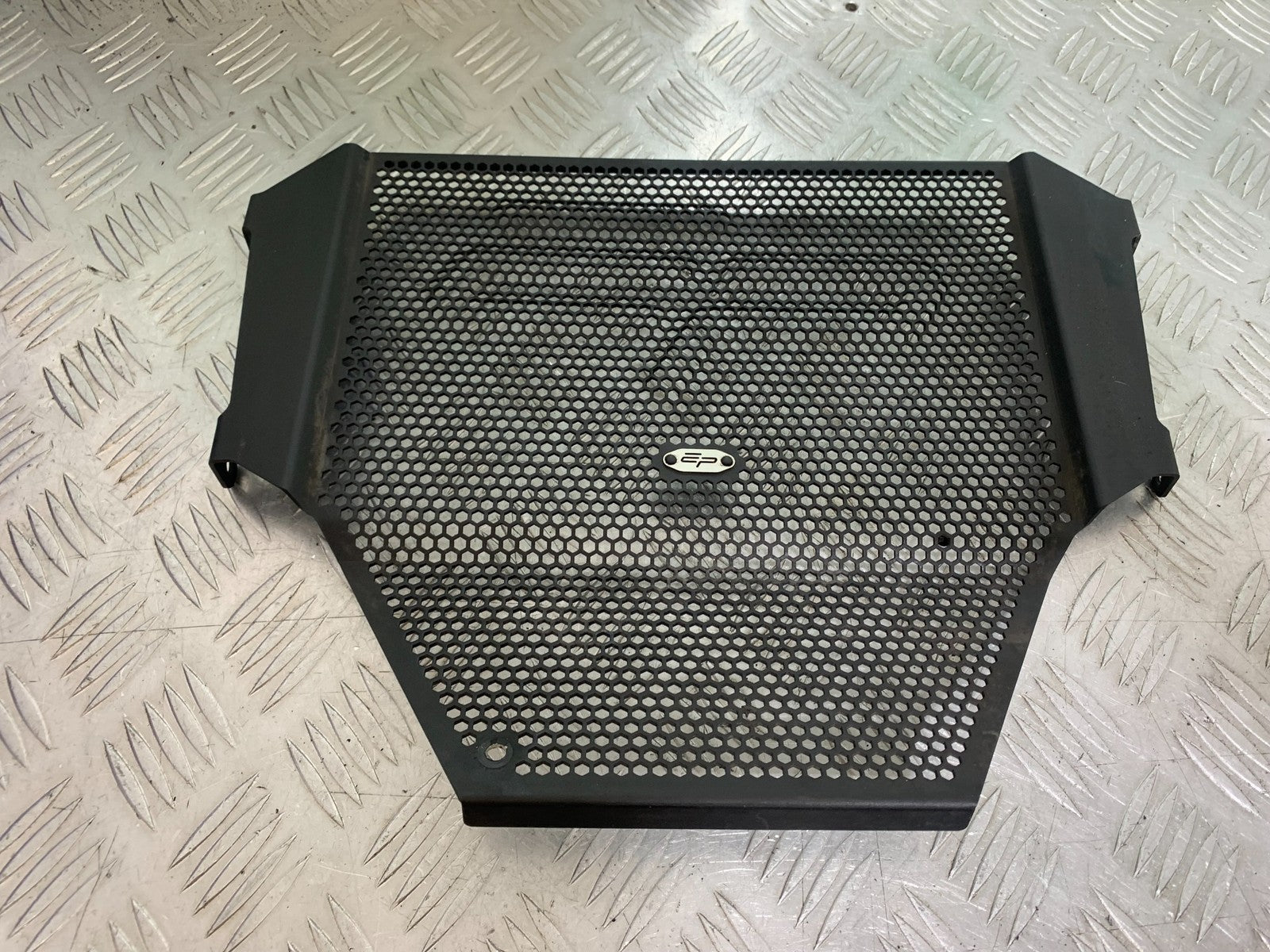 TRIUMPH SPEED TRIPLE R 1050 RADIATOR GRILL   2009 (CMB1183)