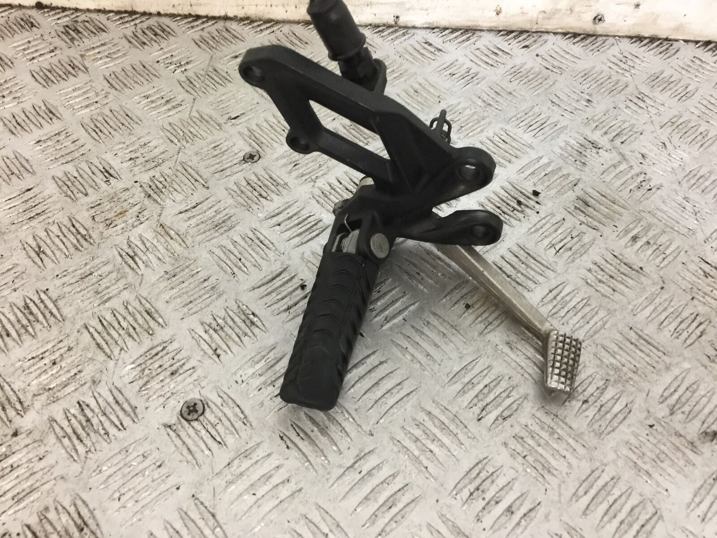 KAWASAKI ZZR1400 ZZR 1400 FRONT RIGHT HANGER  YEAR 2011 (STOCK 802)